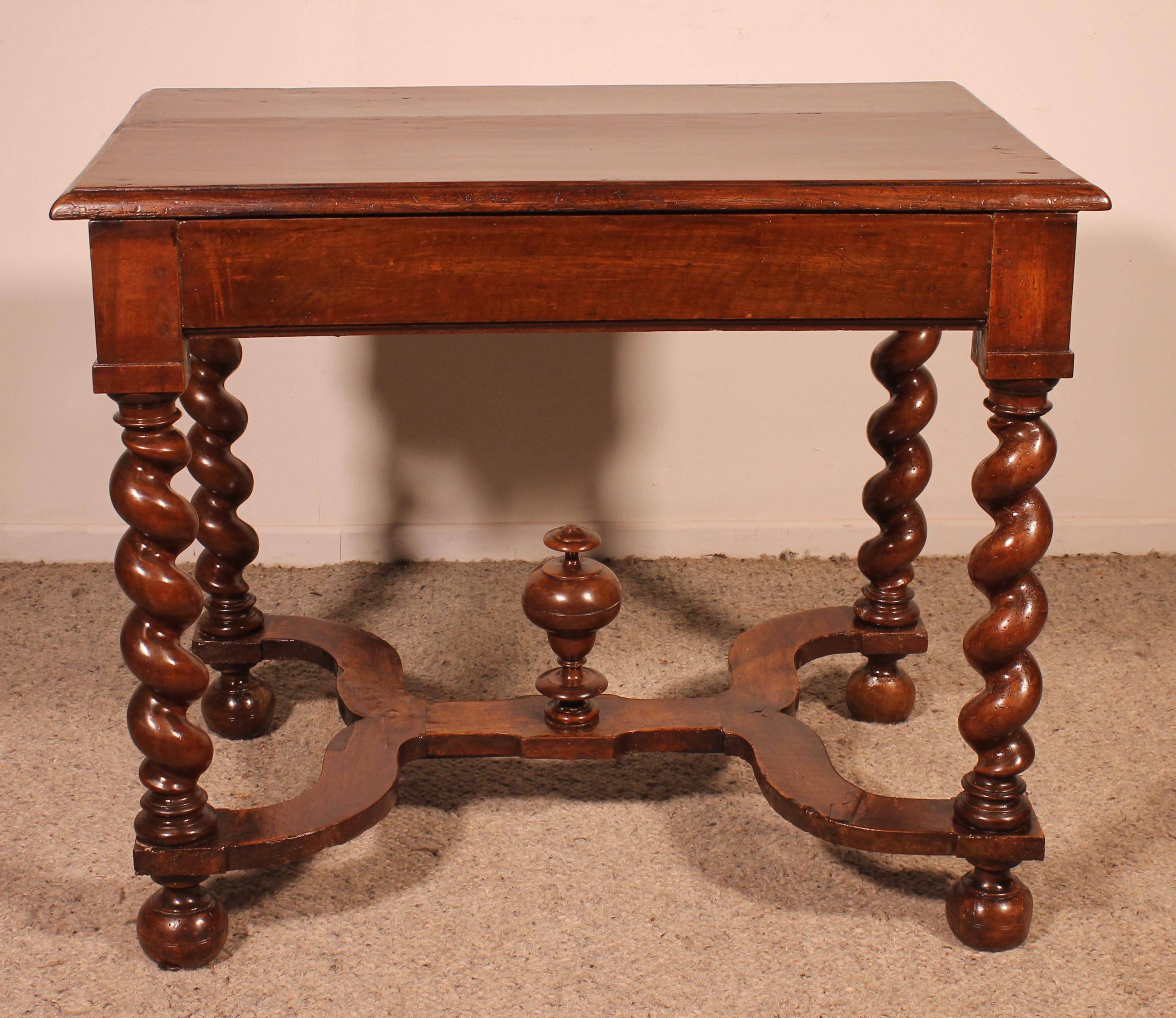 Louis XIII.-Tisch aus Nussbaumholz, 17. Jahrhundert im Angebot 2