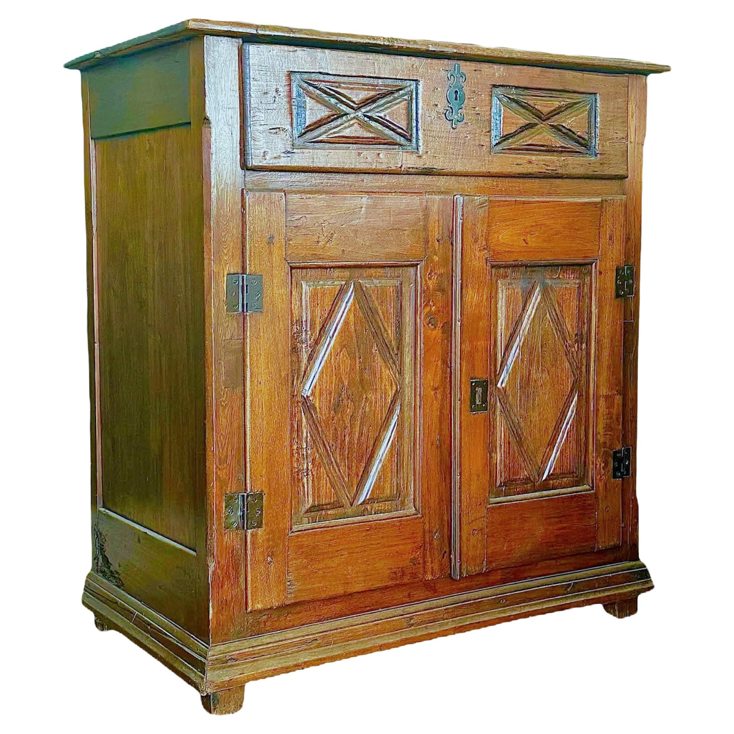 Aparador Luis XIII de nogal, hacia 1730 en venta