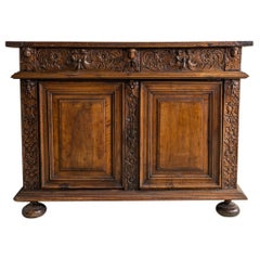 Buffet en noyer de style Louis XIII