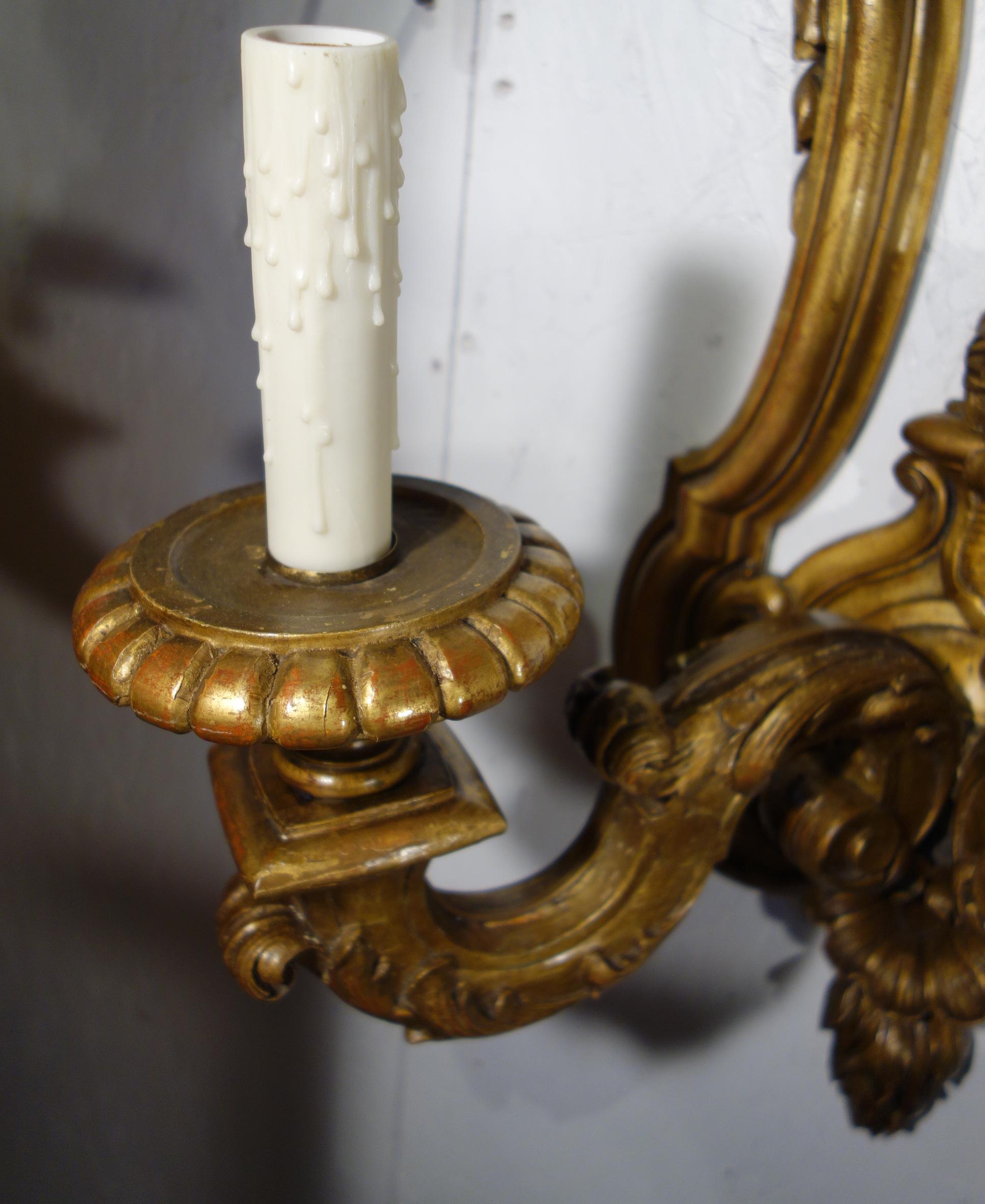 Louis XIV Baroque Style Italian Carved Giltwood Pair of Sconces, circa 1930 For Sale 4