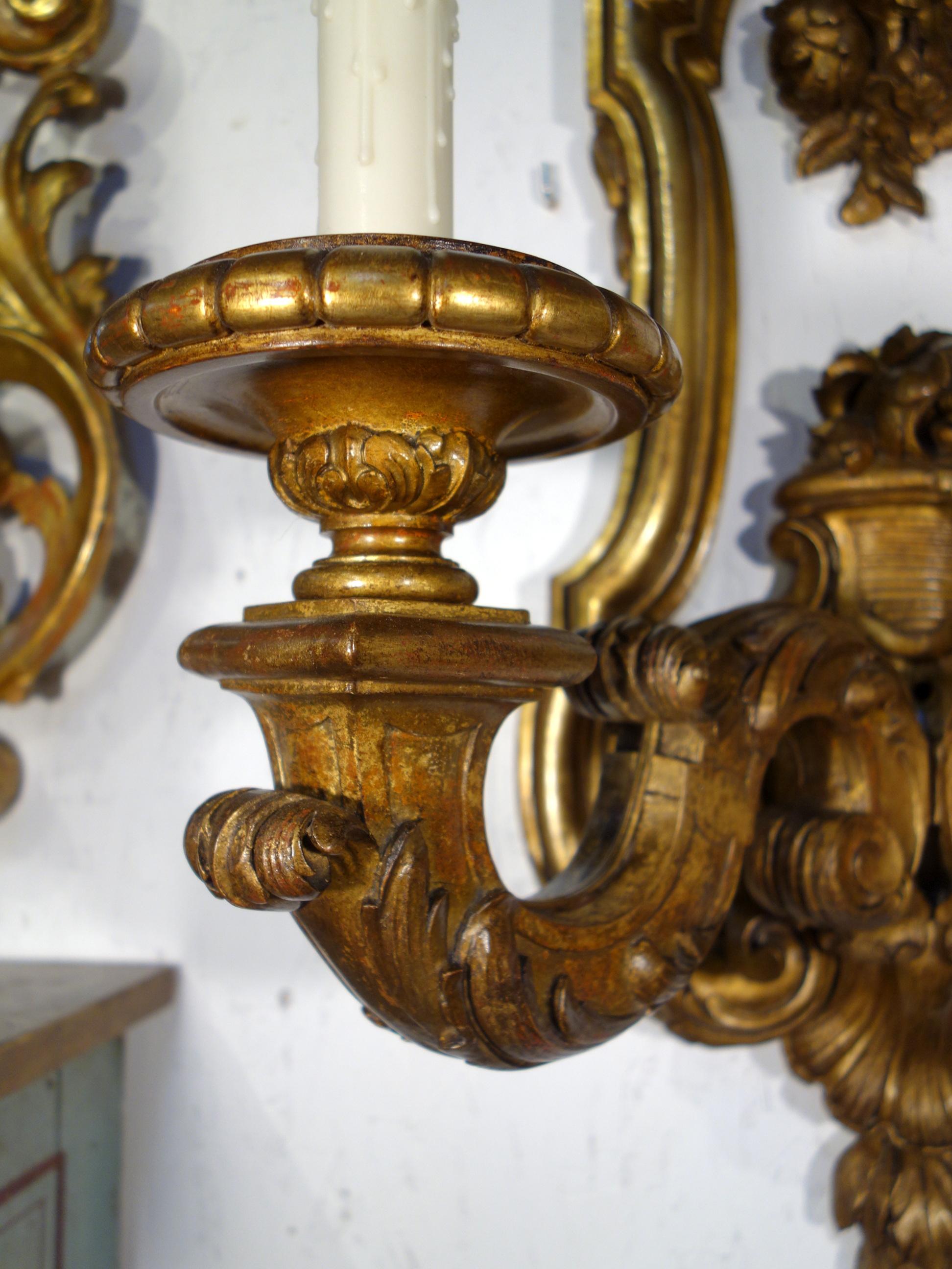 Louis XIV Baroque Style Italian Carved Giltwood Pair of Sconces, circa 1930 For Sale 9