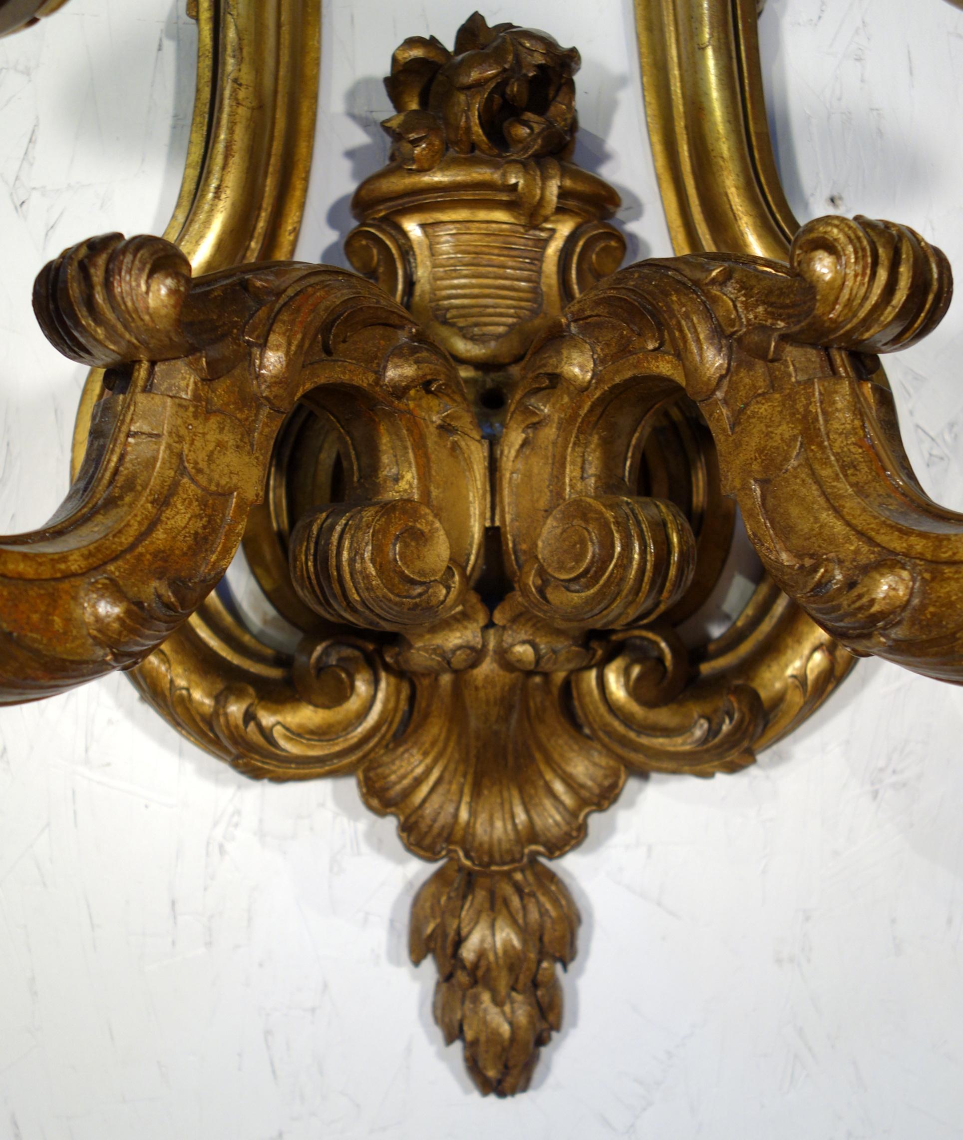 Coppia di appliques in legno dorato intagliato in stile barocco Luigi XIV, 1930 circa in vendita 9