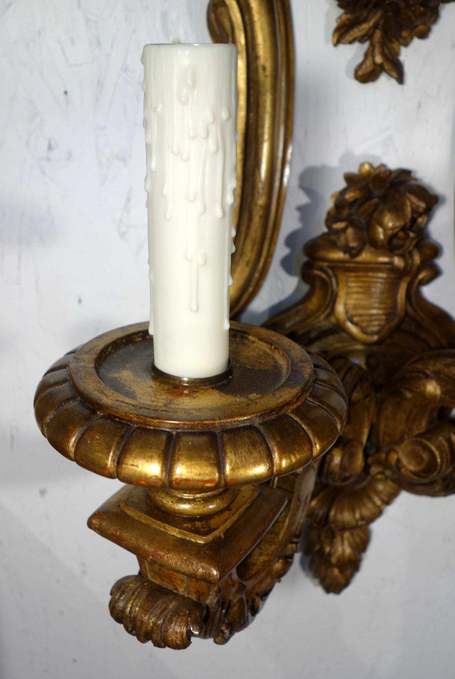 Louis XIV Baroque Style Italian Carved Giltwood Pair of Sconces, circa 1930 For Sale 12