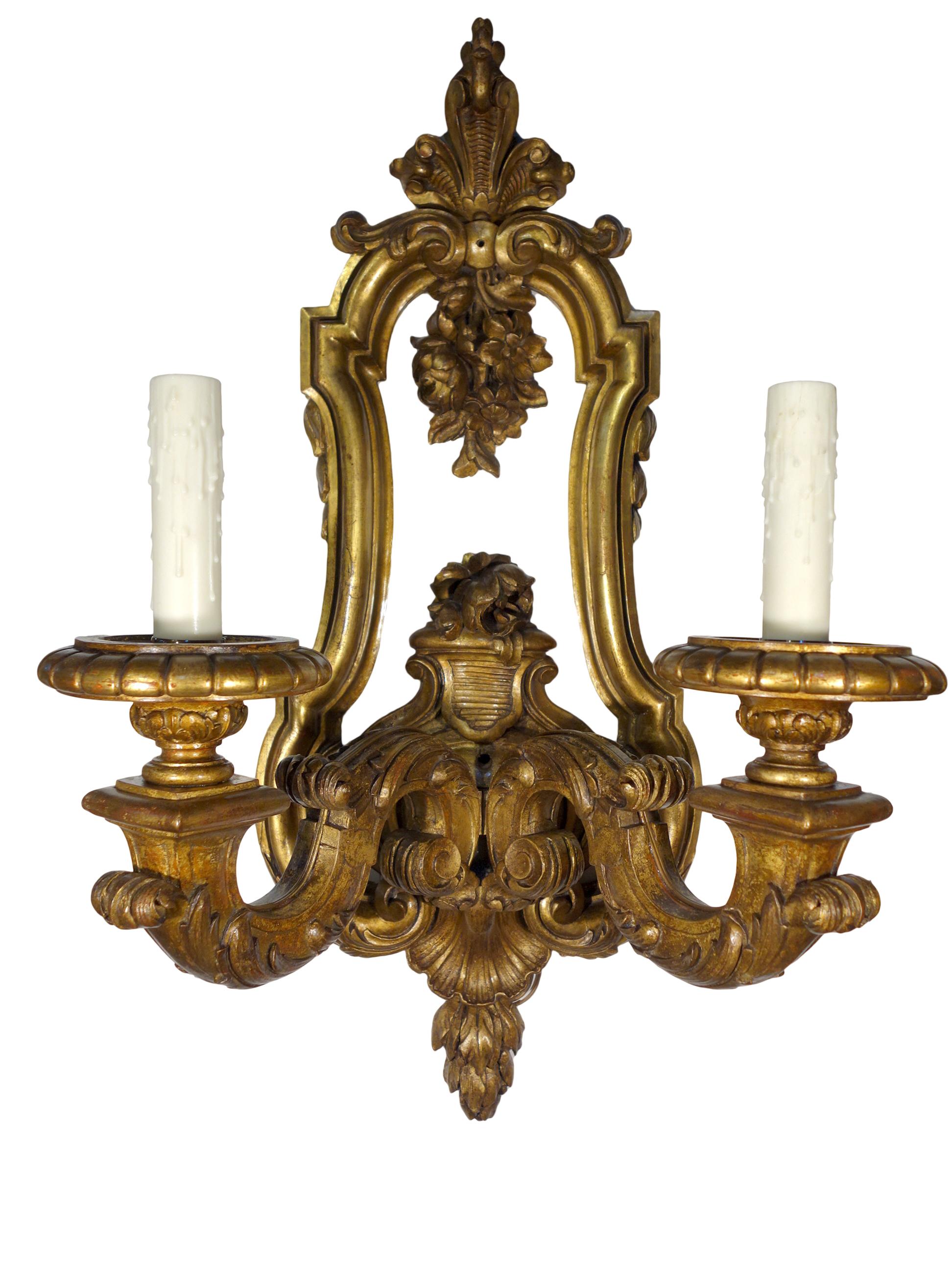 Sculpté à la main Paire d'appliques de style baroque Louis XIV en bois doré sculpté italien, datant d'environ 1930 en vente