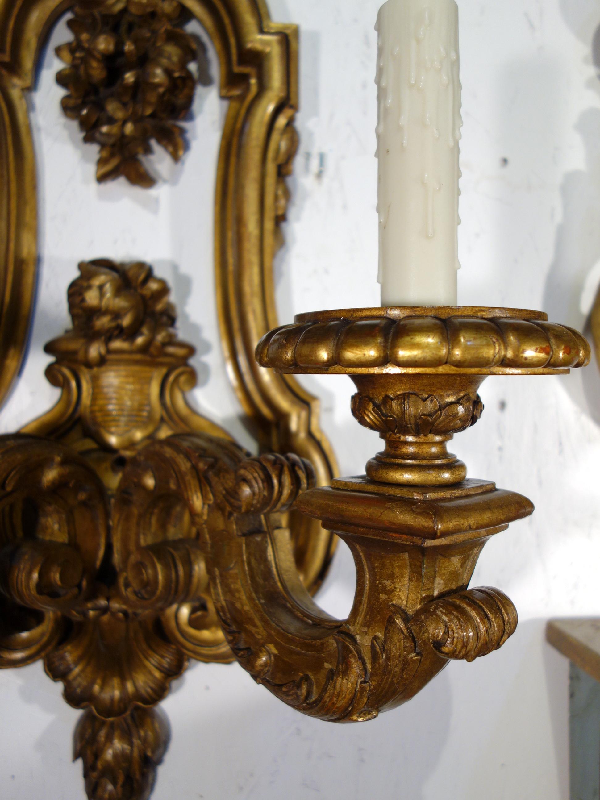 20th Century Louis XIV Baroque Style Italian Carved Giltwood Pair of Sconces, circa 1930 For Sale