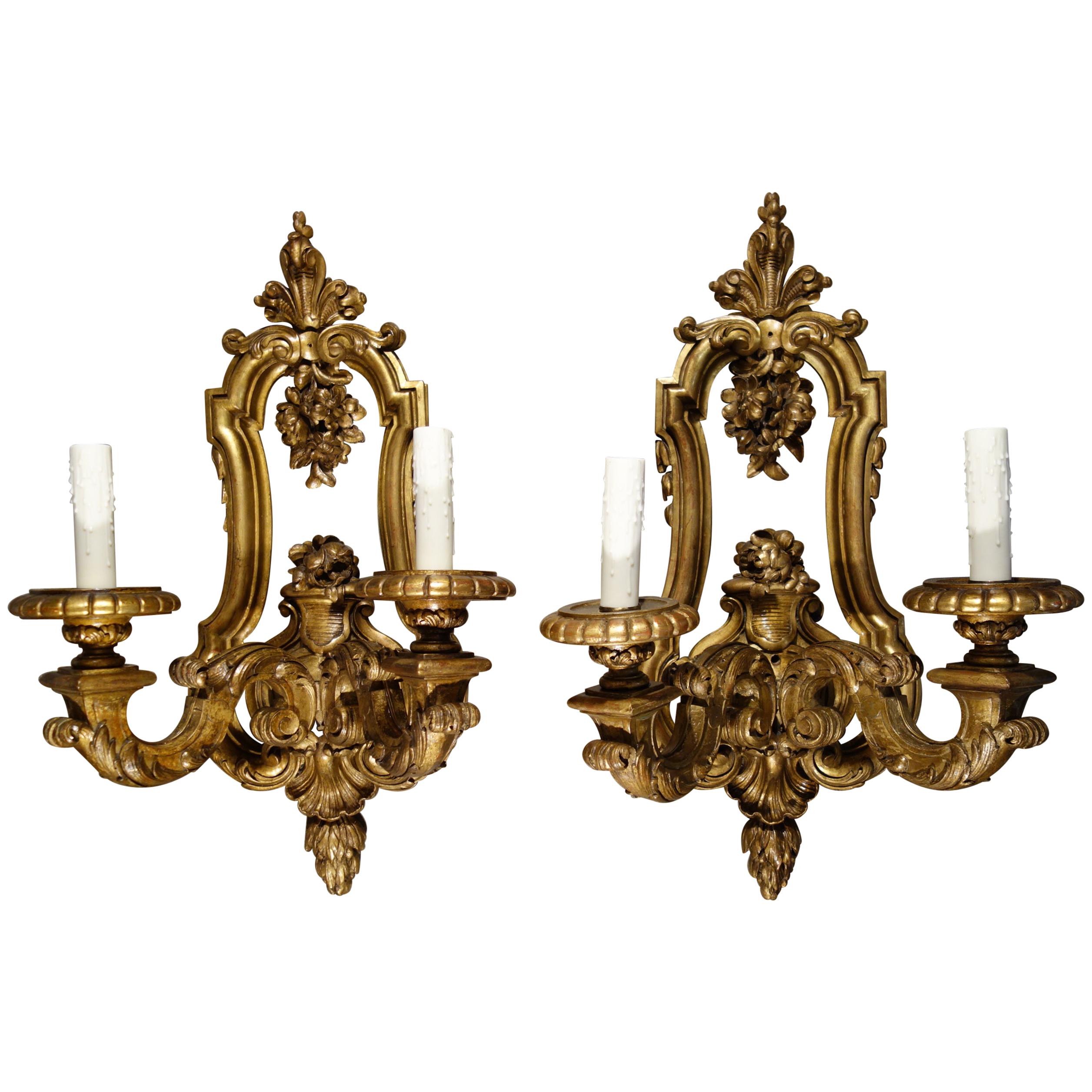Coppia di appliques in legno dorato intagliato in stile barocco Luigi XIV, 1930 circa