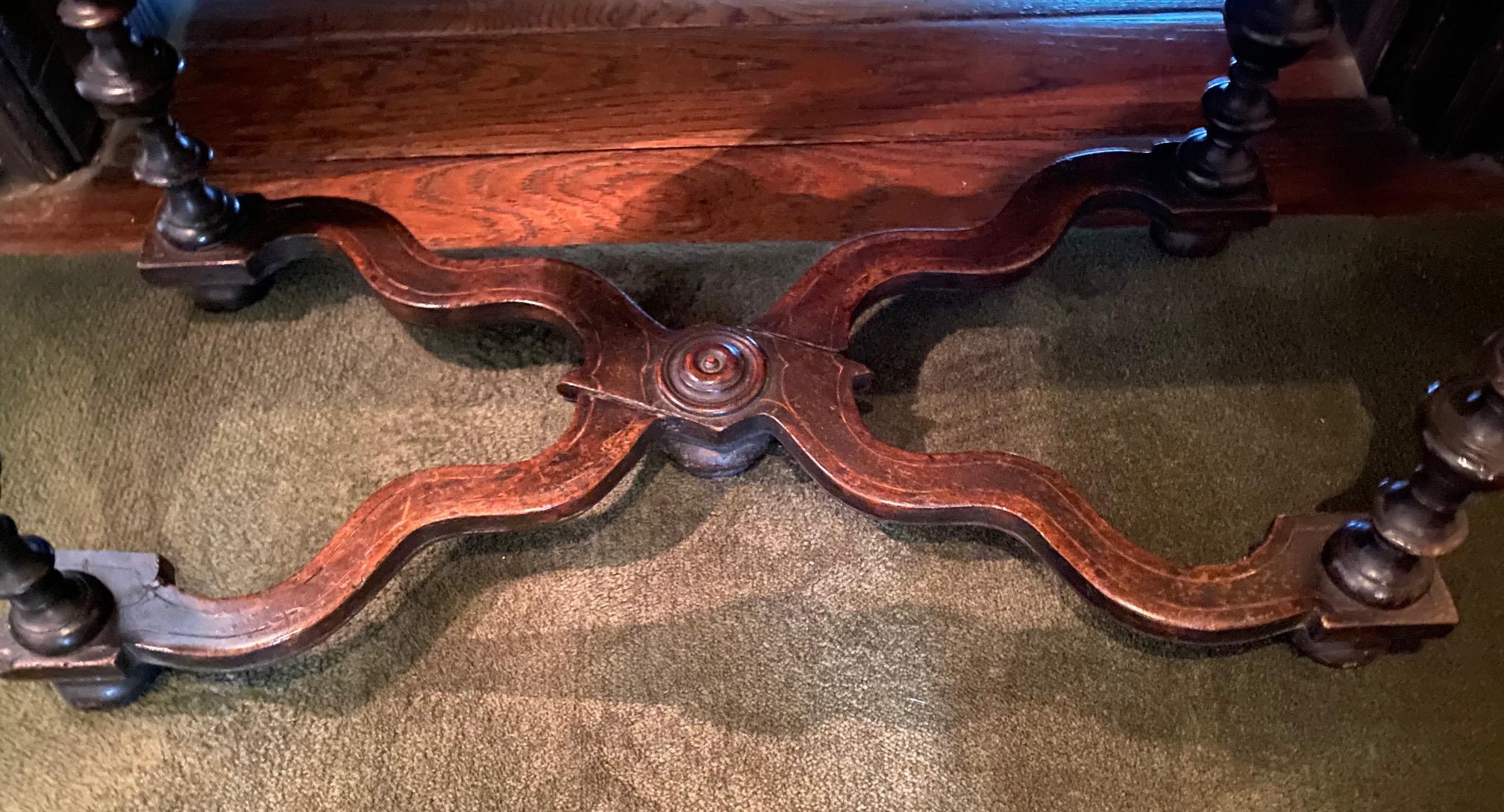 Ébénisé Table d'appoint Louis XIV en bois de hêtre et doublure en broderie en vente