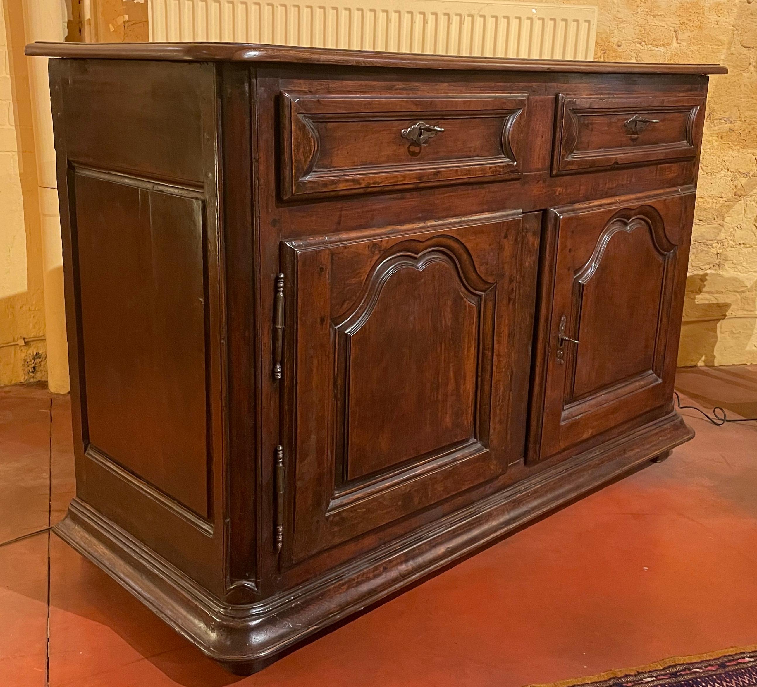 Buffet Louis XIV en noyer, XVIIIe siècle en vente 1