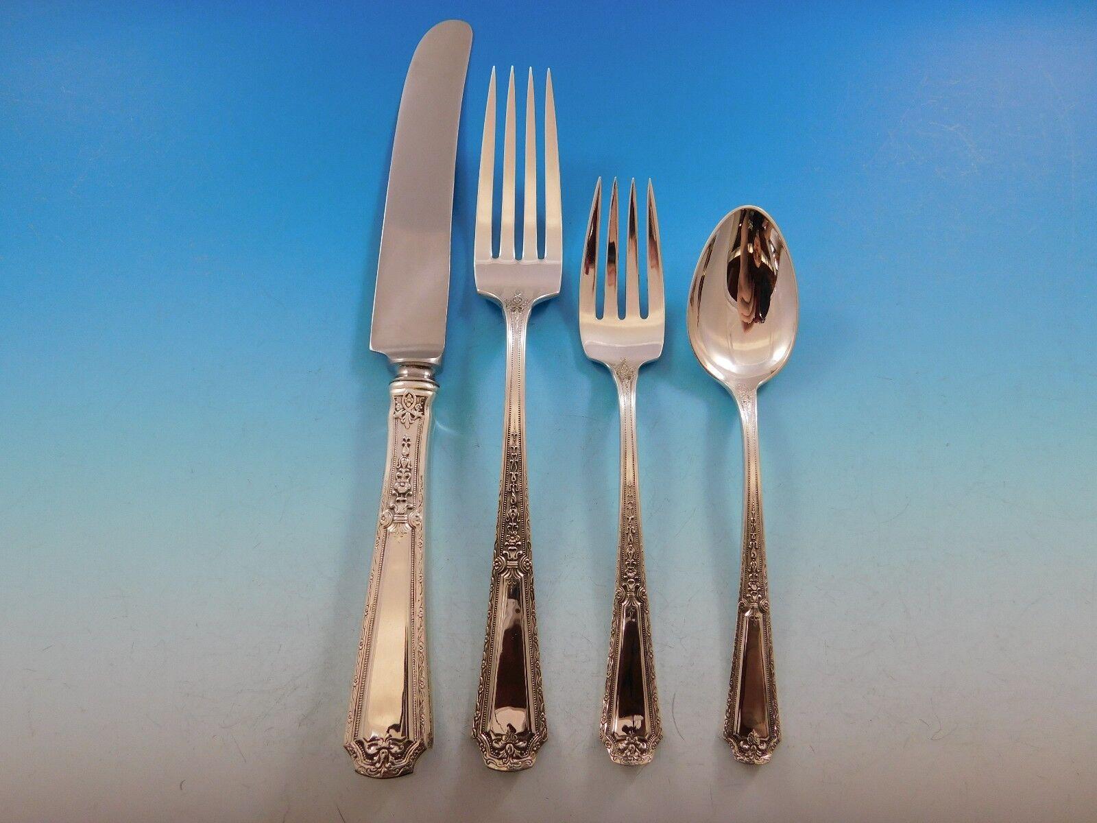 Festeggia tutti i tuoi pasti con stile grazie a questo set di posate in argento massiccio Louis XIV by Towle. Fondata nel 1690 nel Massachusetts, l'élite degli artigiani di Towle Silversmiths realizza a mano squisiti oggetti in argento sterling di