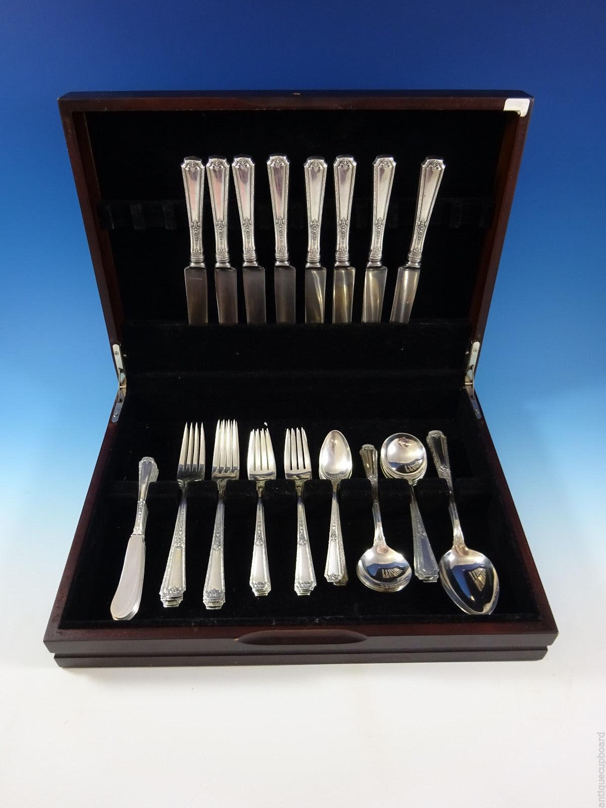 Festeggia tutti i tuoi pasti con stile grazie a questo set di posate in argento massiccio Louis XIV by Towle. Fondata nel 1690 nel Massachusetts, l'élite degli artigiani di Towle Silversmiths realizza a mano squisiti oggetti in argento sterling di