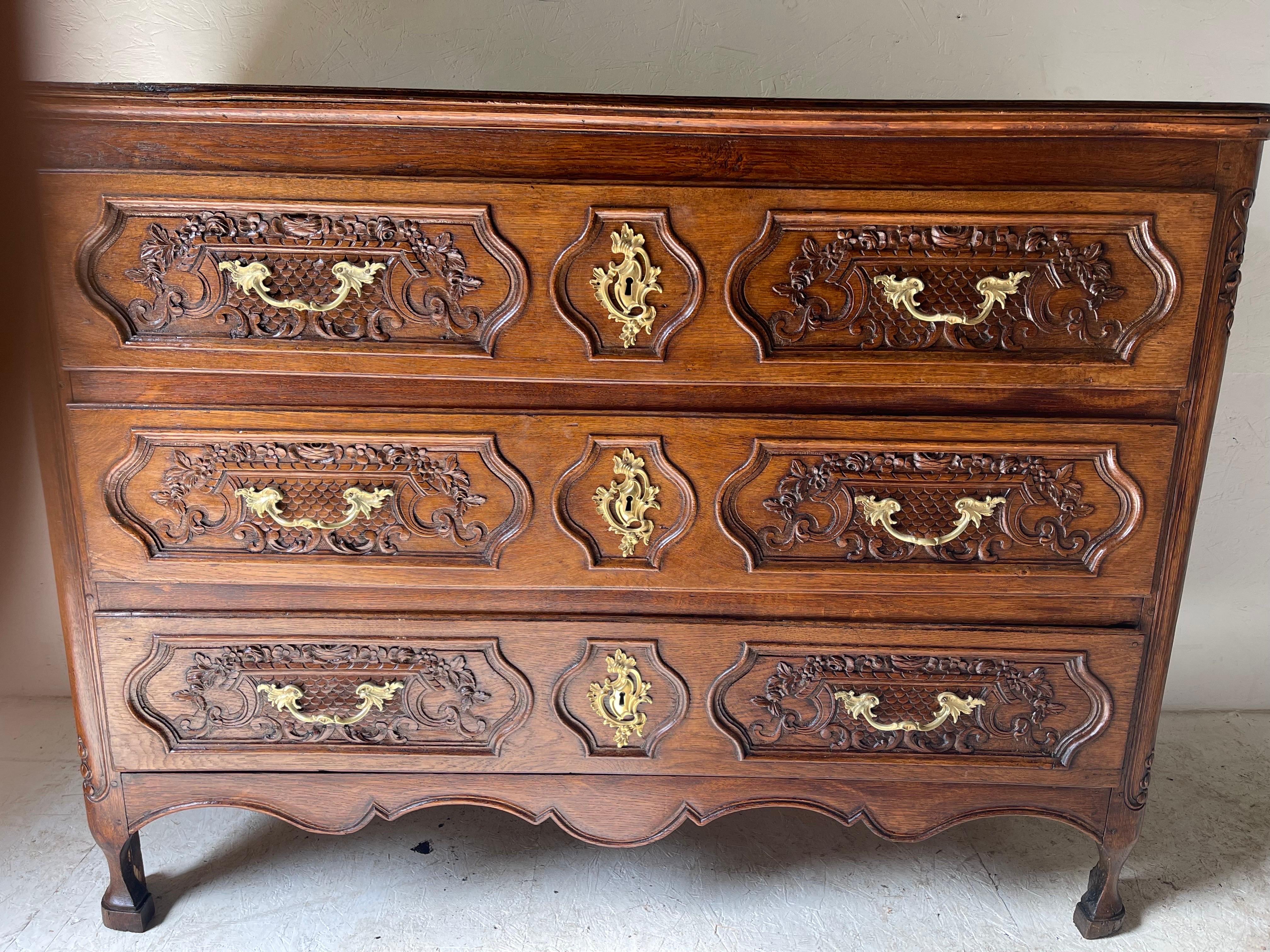 Louis XIV chest of drawers carved oak liege 18th century  In Excellent Condition For Sale In Somme-Leuze, BE