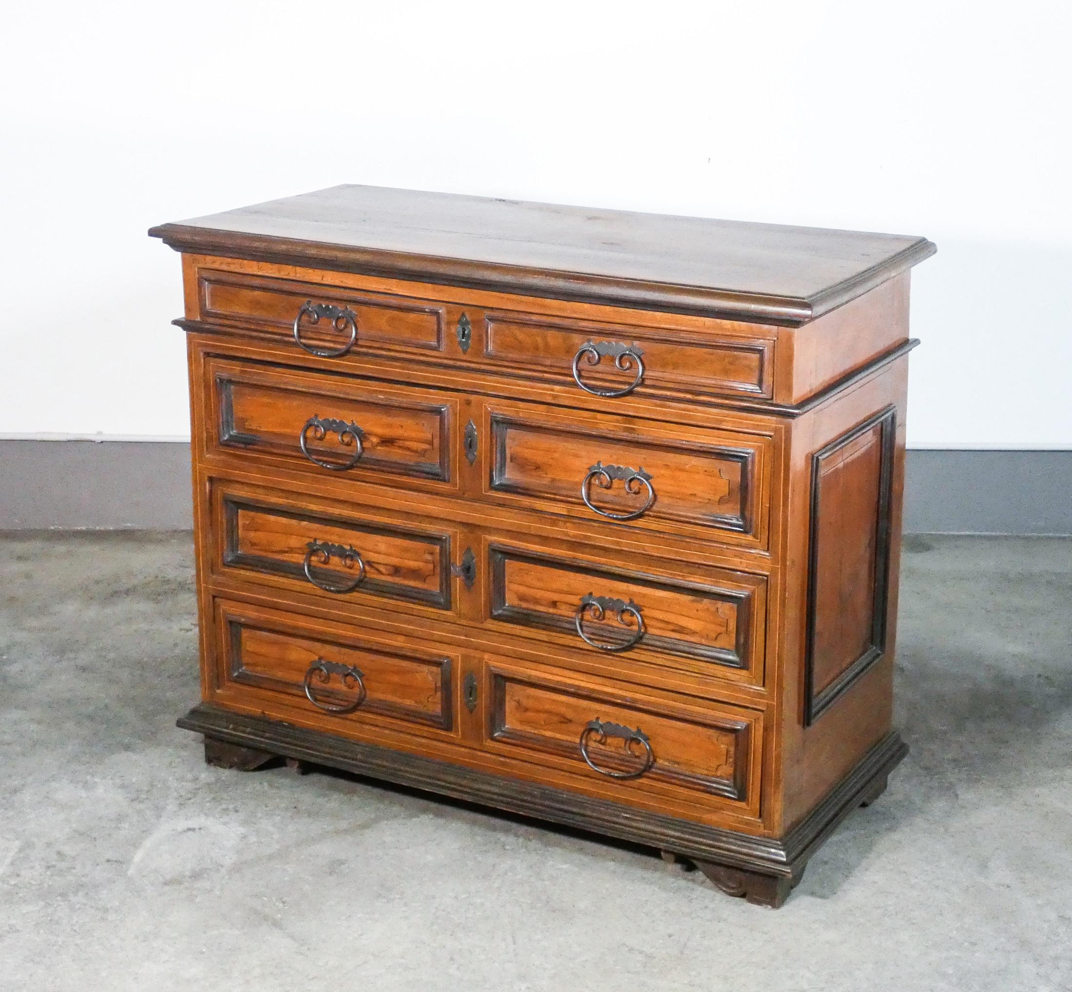 Italian Louis XIV Chest of Drawers in Walnut and Briar, 1700 For Sale