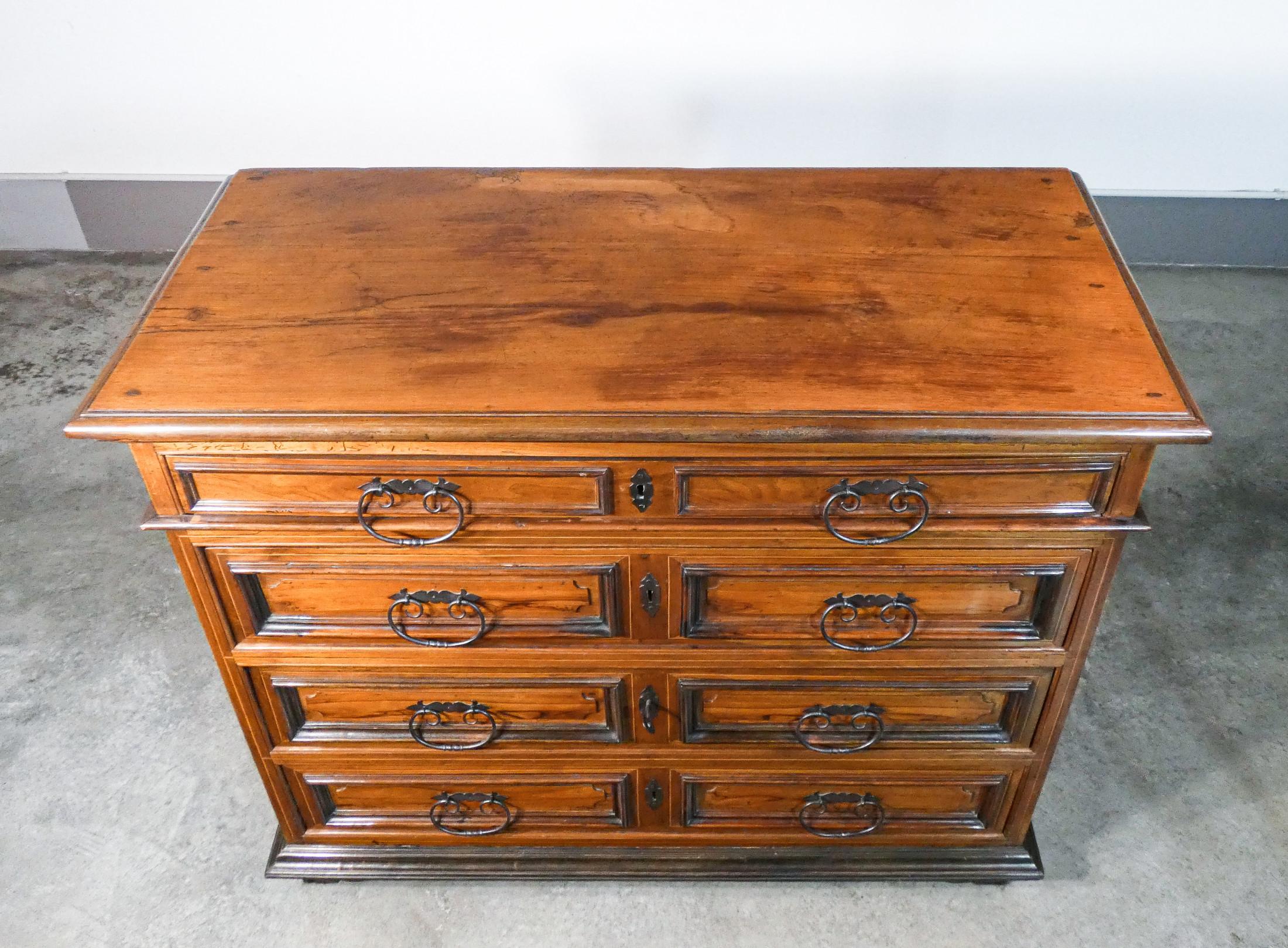 Louis XIV Chest of Drawers in Walnut and Briar, 1700 For Sale 1