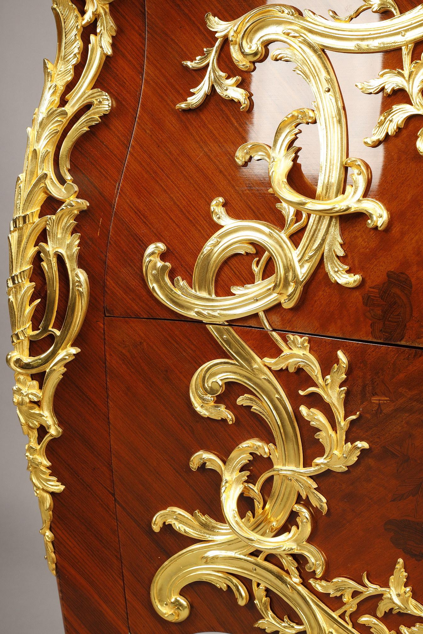 Kommode im Stil Louis XV. mit Intarsien und vergoldeter Bronzedekoration im Angebot 4