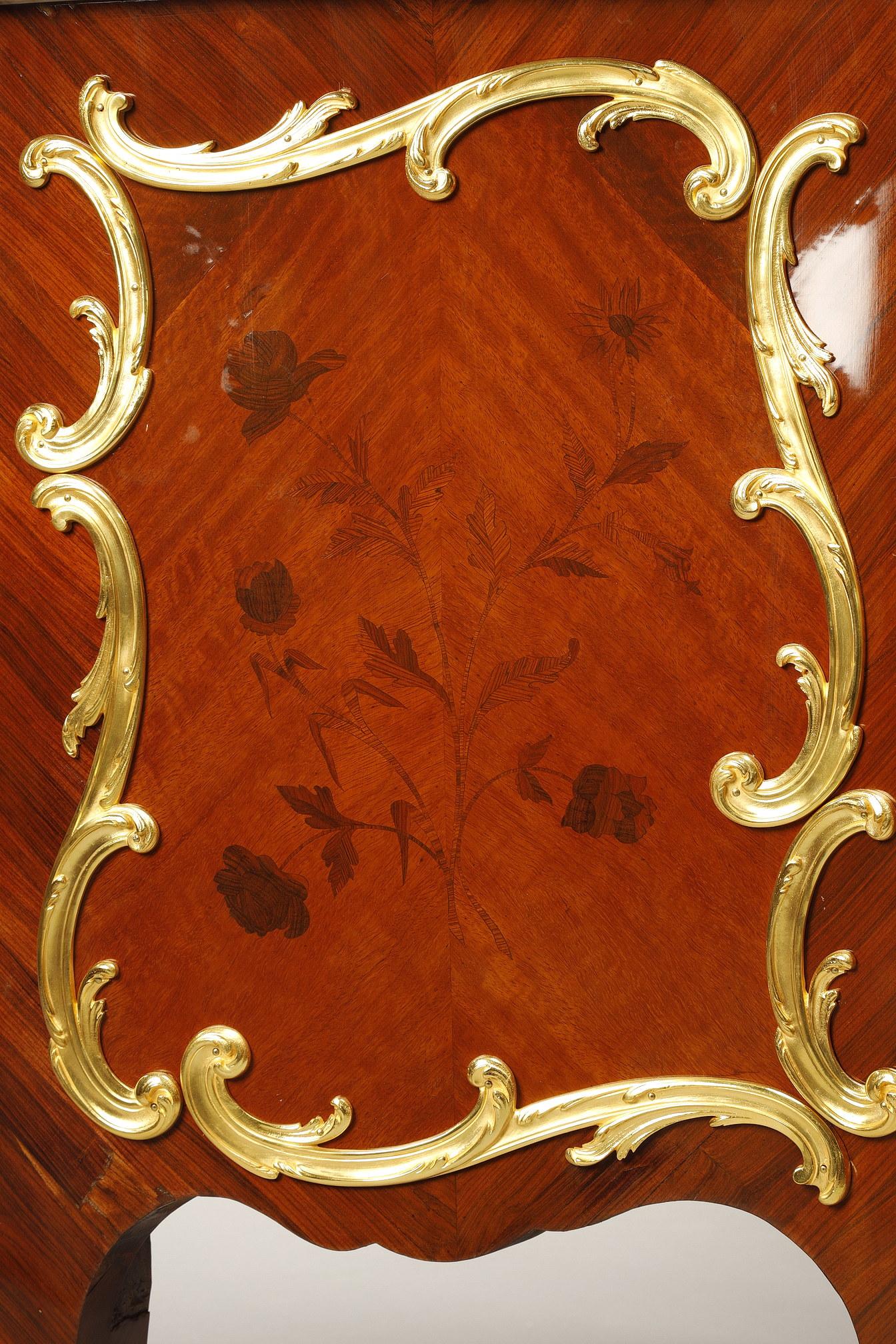 Kommode im Stil Louis XV. mit Intarsien und vergoldeter Bronzedekoration im Angebot 5