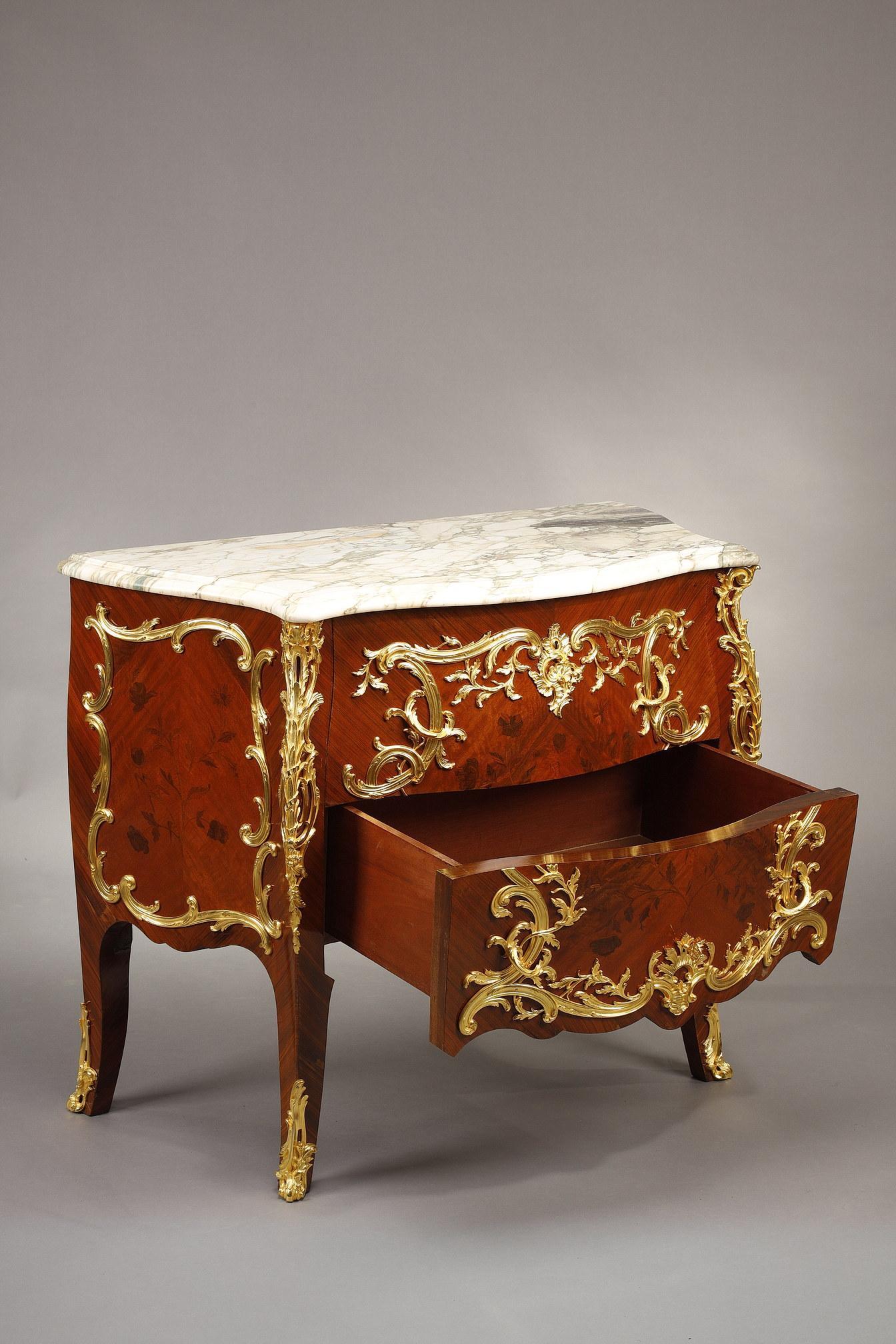 Kommode im Stil Louis XV. mit Intarsien und vergoldeter Bronzedekoration im Angebot 7