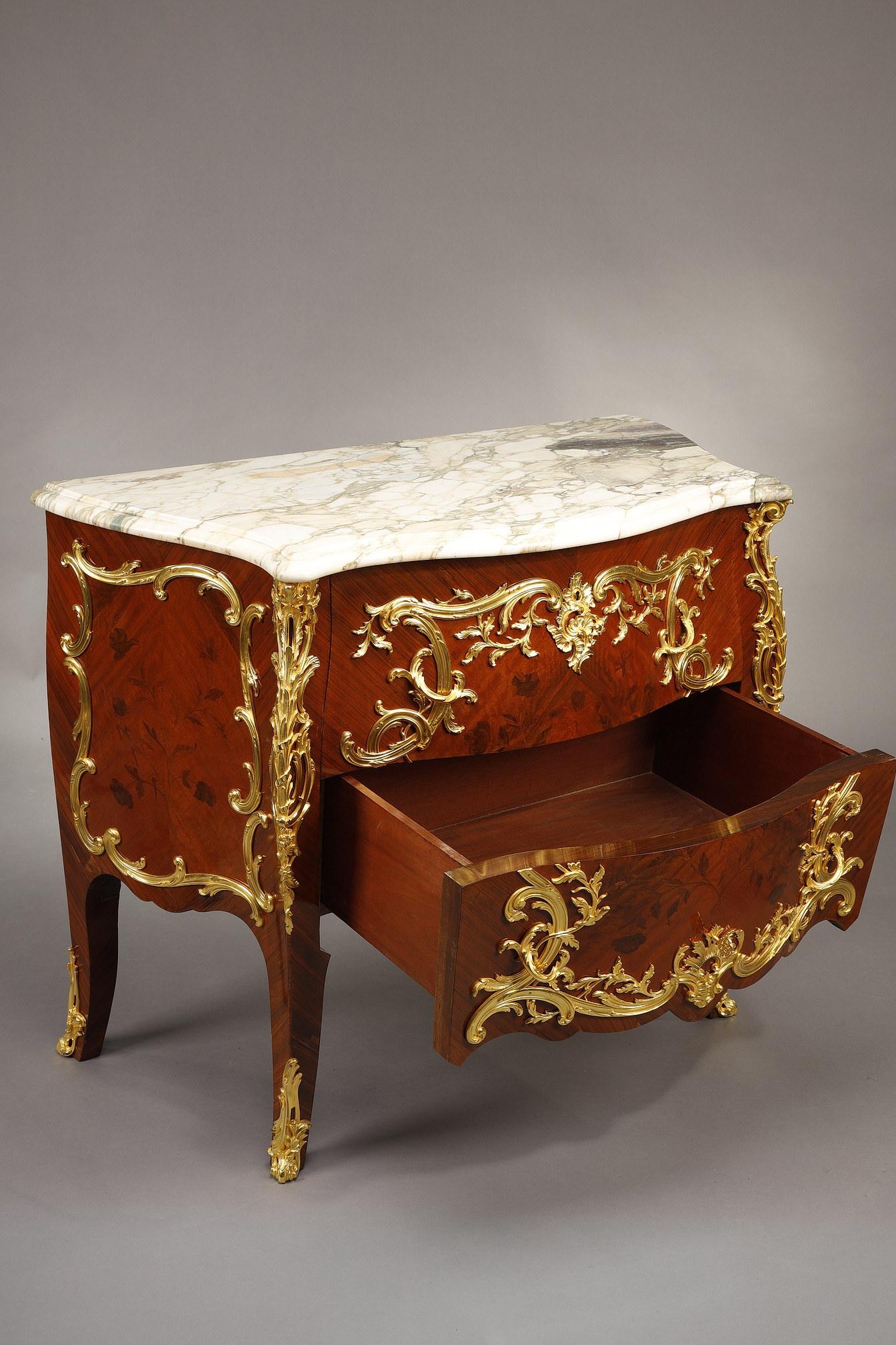 Kommode im Stil Louis XV. mit Intarsien und vergoldeter Bronzedekoration im Angebot 8