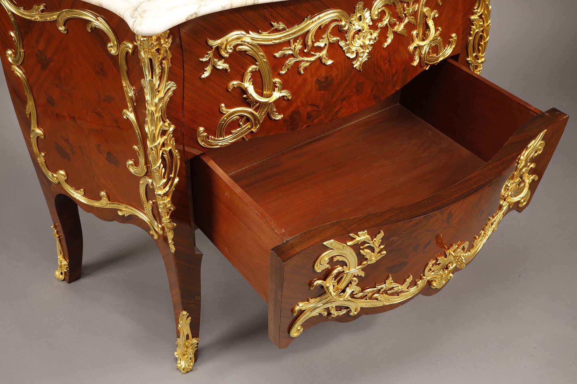 Kommode im Stil Louis XV. mit Intarsien und vergoldeter Bronzedekoration im Angebot 9