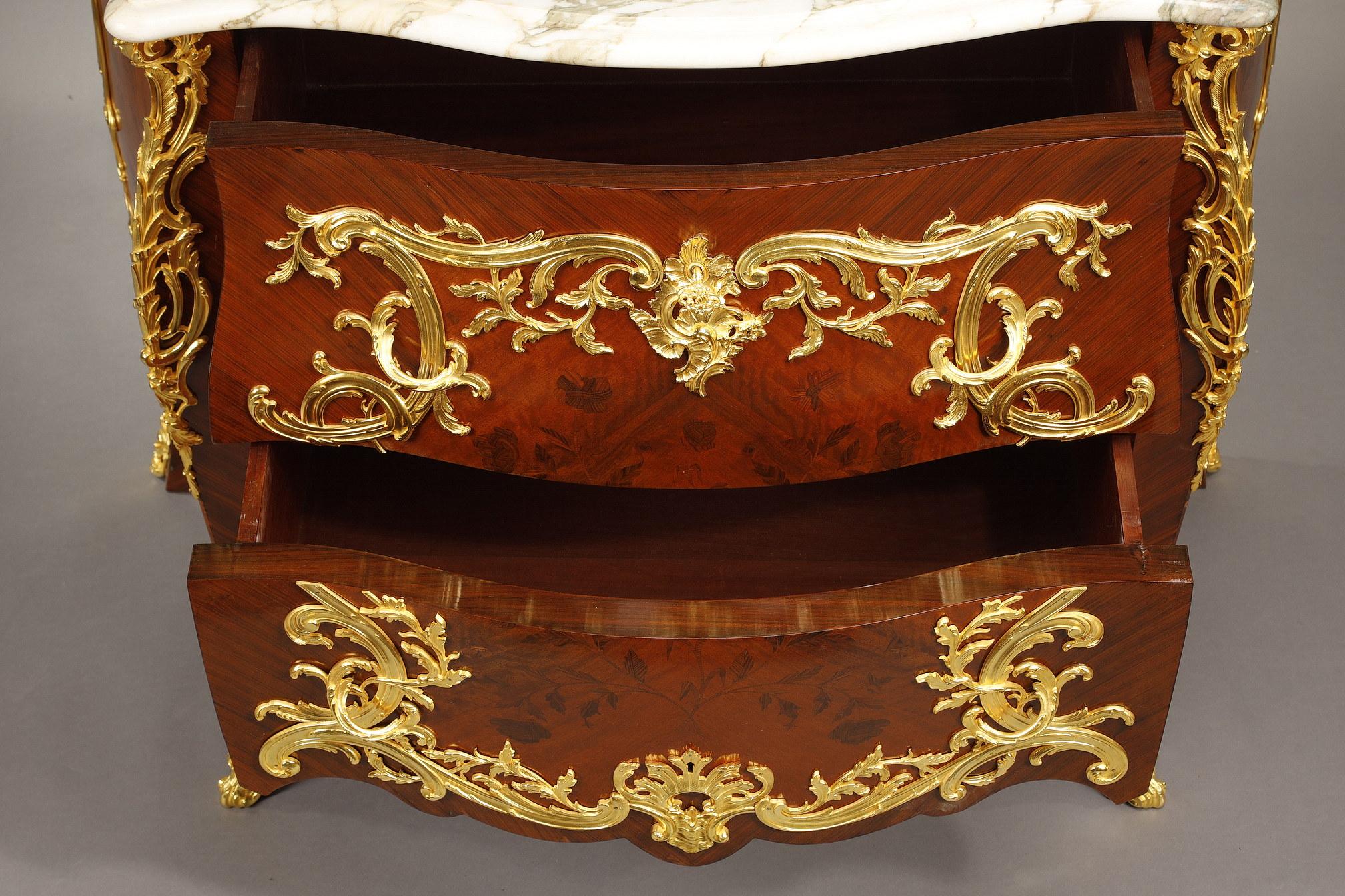 Kommode im Stil Louis XV. mit Intarsien und vergoldeter Bronzedekoration im Angebot 10