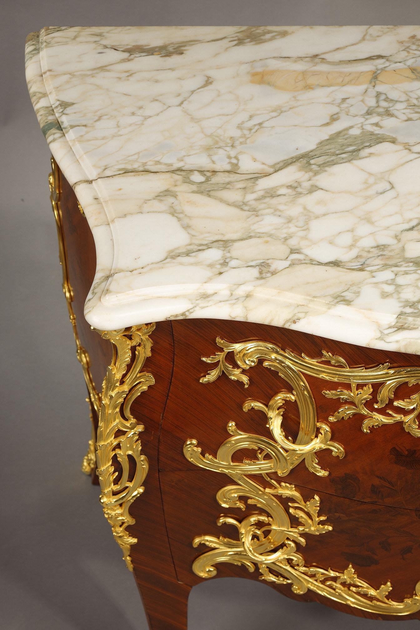 Kommode im Stil Louis XV. mit Intarsien und vergoldeter Bronzedekoration im Angebot 11