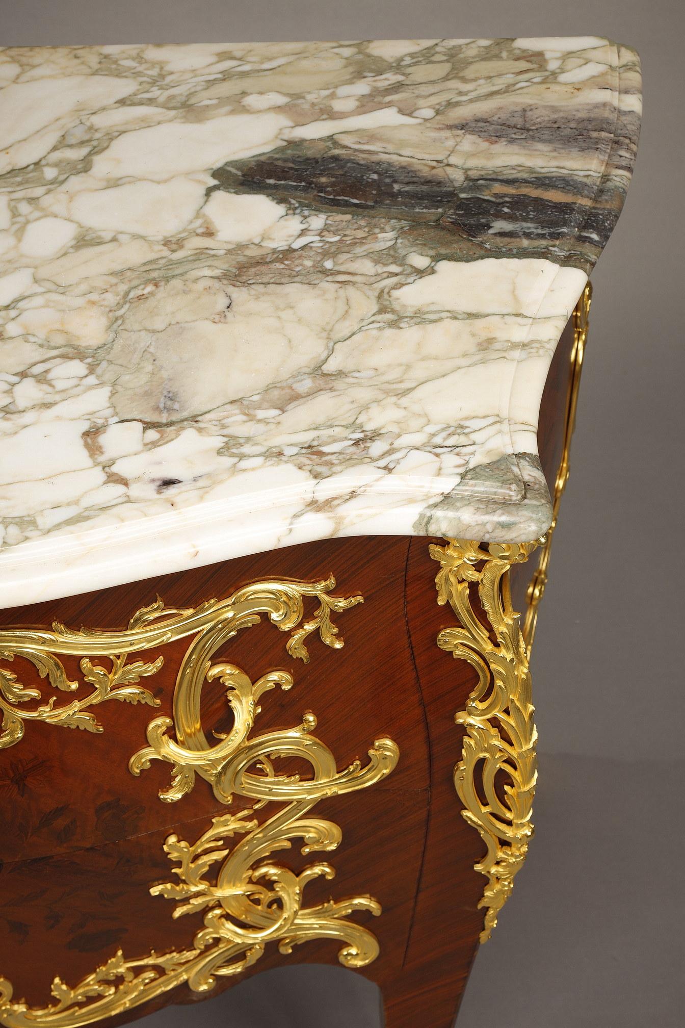 Kommode im Stil Louis XV. mit Intarsien und vergoldeter Bronzedekoration im Angebot 12