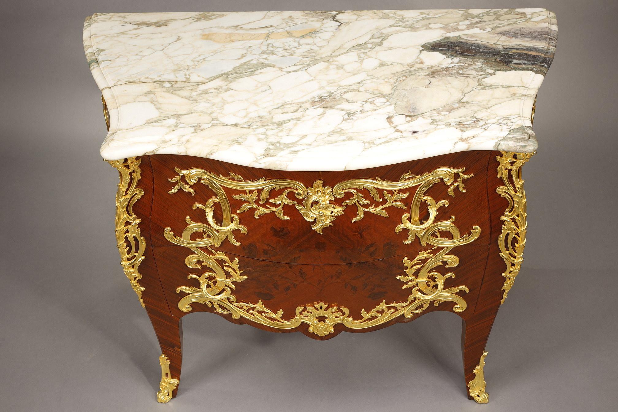 Kommode im Stil Louis XV. mit Intarsien und vergoldeter Bronzedekoration im Angebot 13