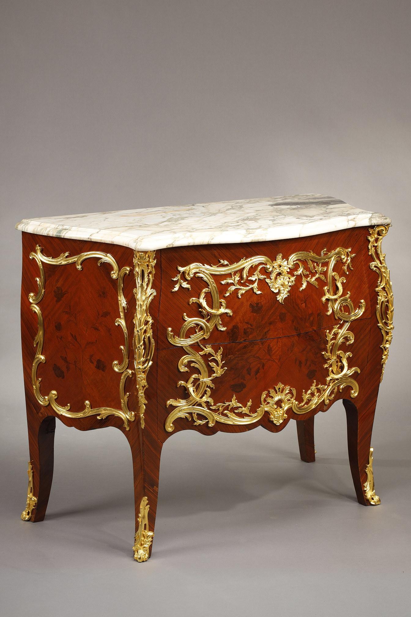 Kommode im Stil Louis XV. mit Intarsien und vergoldeter Bronzedekoration (Französisch) im Angebot