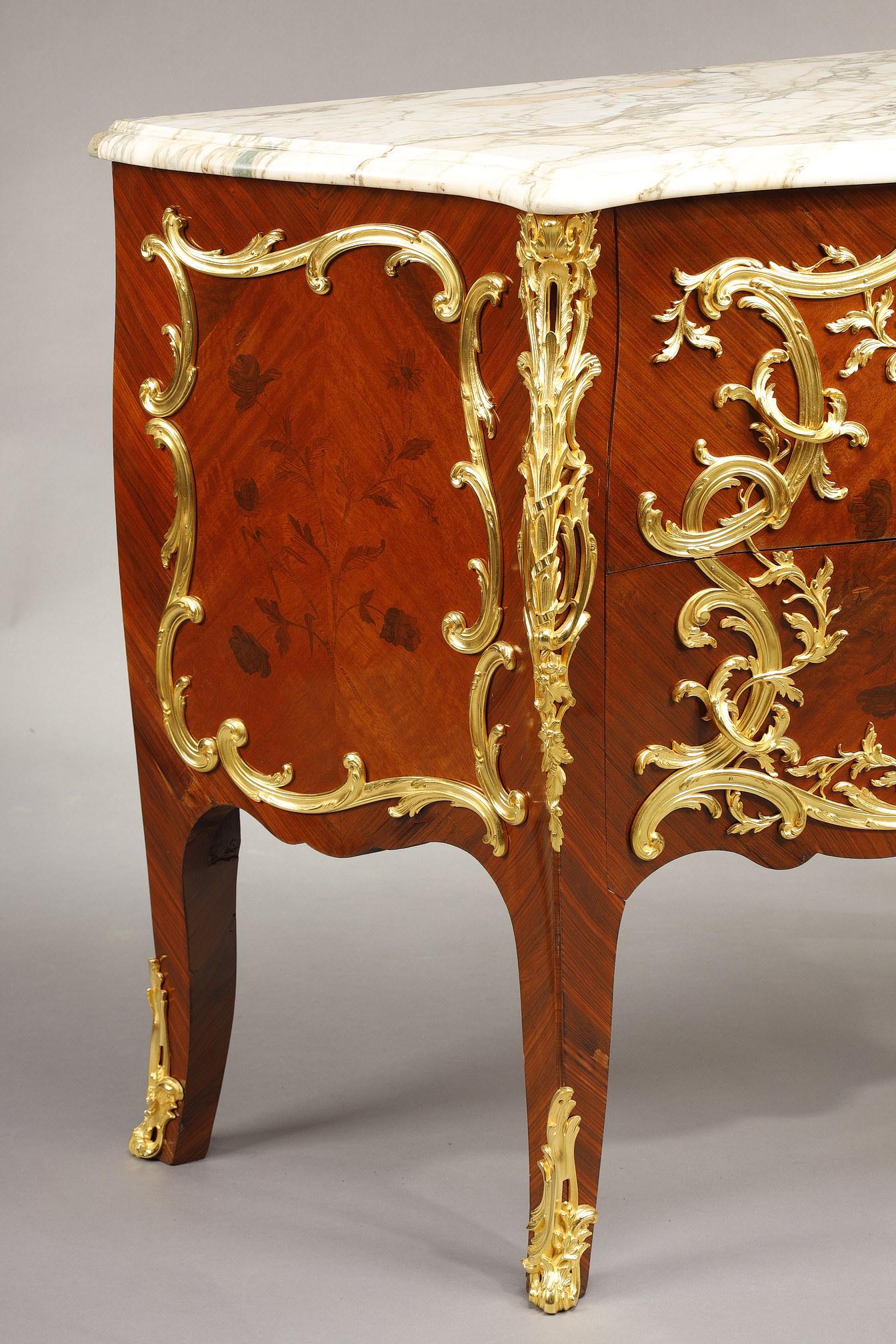 Kommode im Stil Louis XV. mit Intarsien und vergoldeter Bronzedekoration (Vergoldet) im Angebot