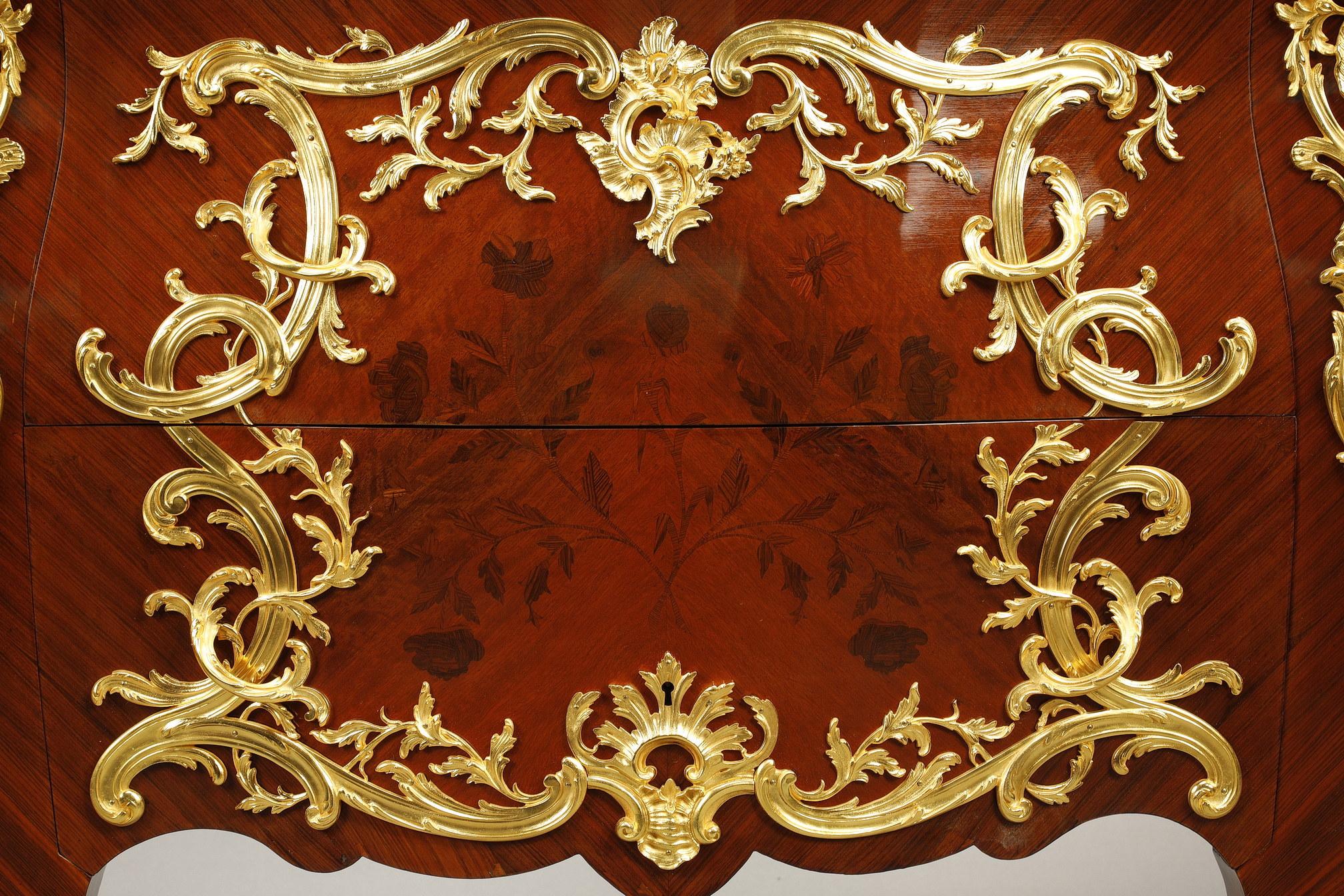 Kommode im Stil Louis XV. mit Intarsien und vergoldeter Bronzedekoration im Zustand „Gut“ im Angebot in Paris, FR