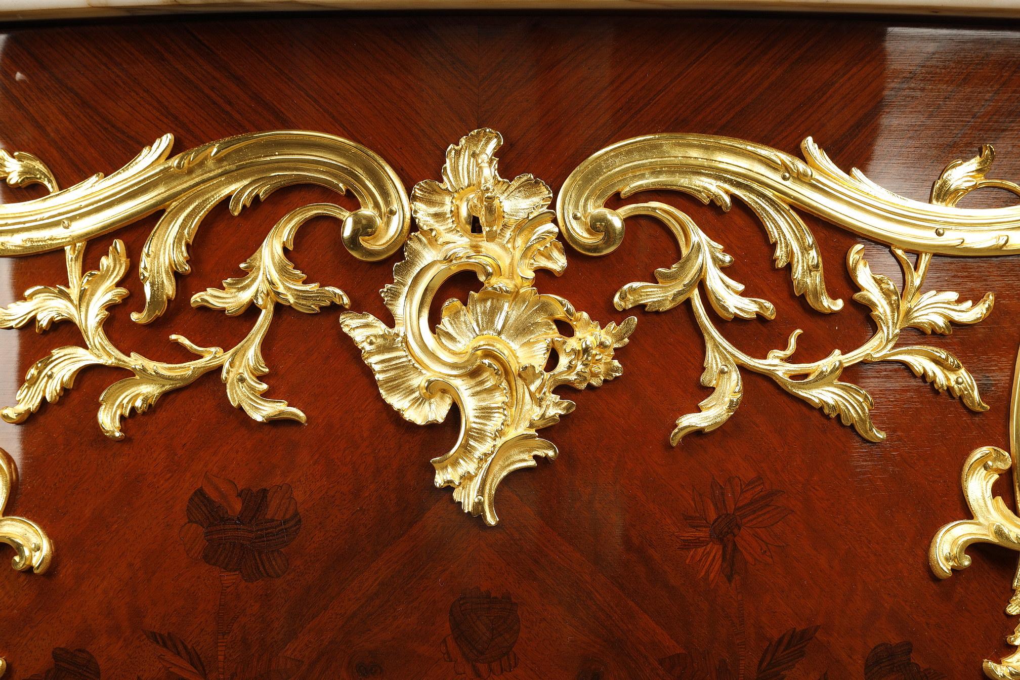 Kommode im Stil Louis XV. mit Intarsien und vergoldeter Bronzedekoration (Spätes 19. Jahrhundert) im Angebot