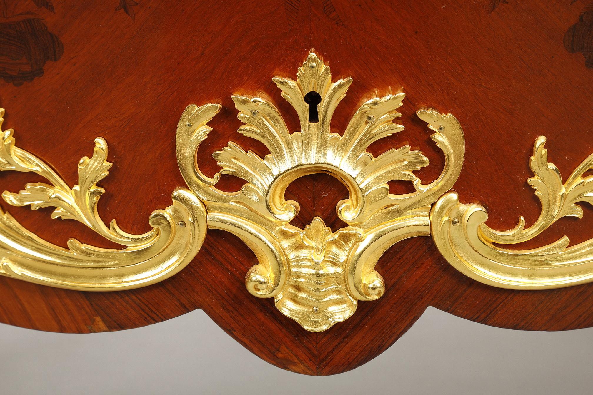 Kommode im Stil Louis XV. mit Intarsien und vergoldeter Bronzedekoration im Angebot 1