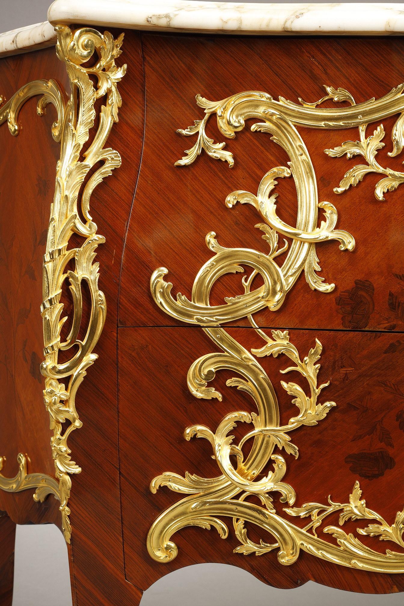 Kommode im Stil Louis XV. mit Intarsien und vergoldeter Bronzedekoration im Angebot 3