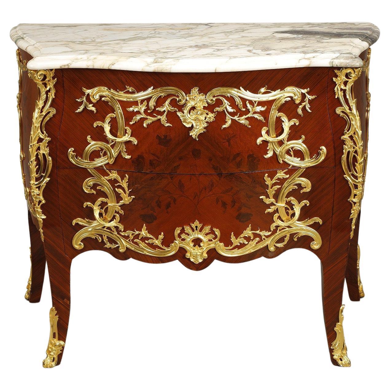 Kommode im Stil Louis XV. mit Intarsien und vergoldeter Bronzedekoration im Angebot