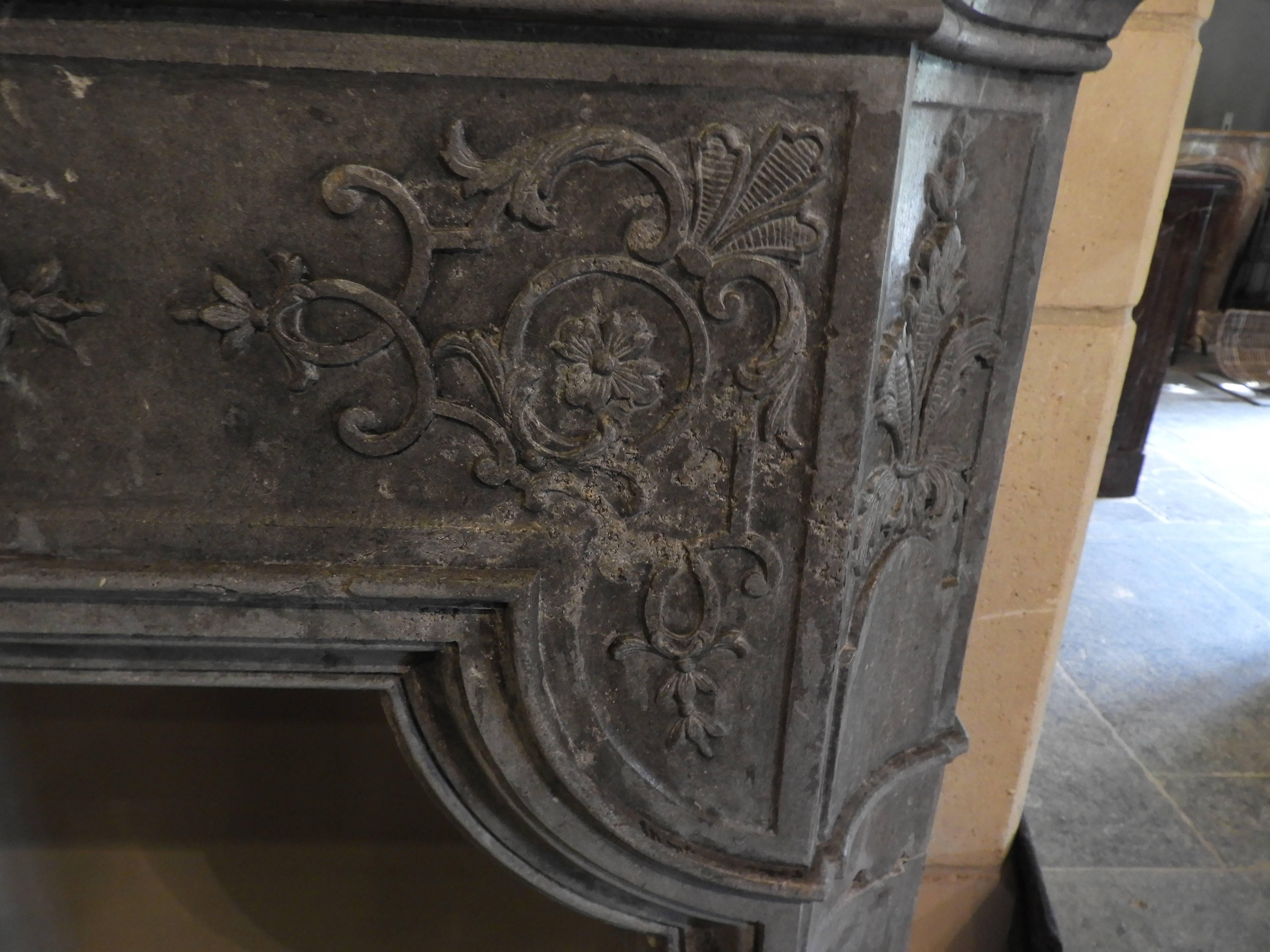 Louis XIV Fireplace in Light Grey Limestone at Least, 19th Century In Good Condition In Zedelgem, BE