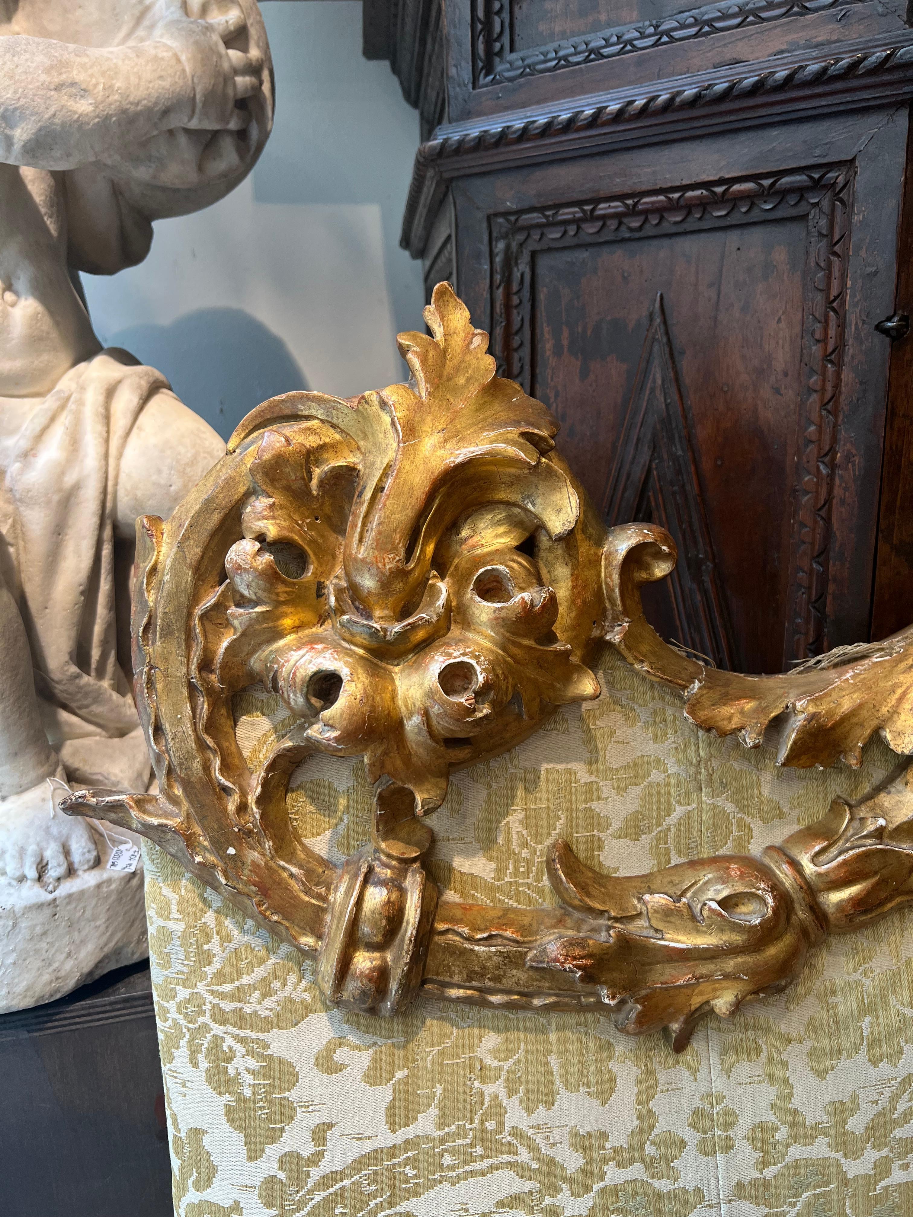 Beautiful Louis XIV headboard in carved and gildedwood, centered by a carving with opposite spirals, acanthus leaves and beaded profile, padded and upholstered in gold-colored damask fabric, in excellent condition.