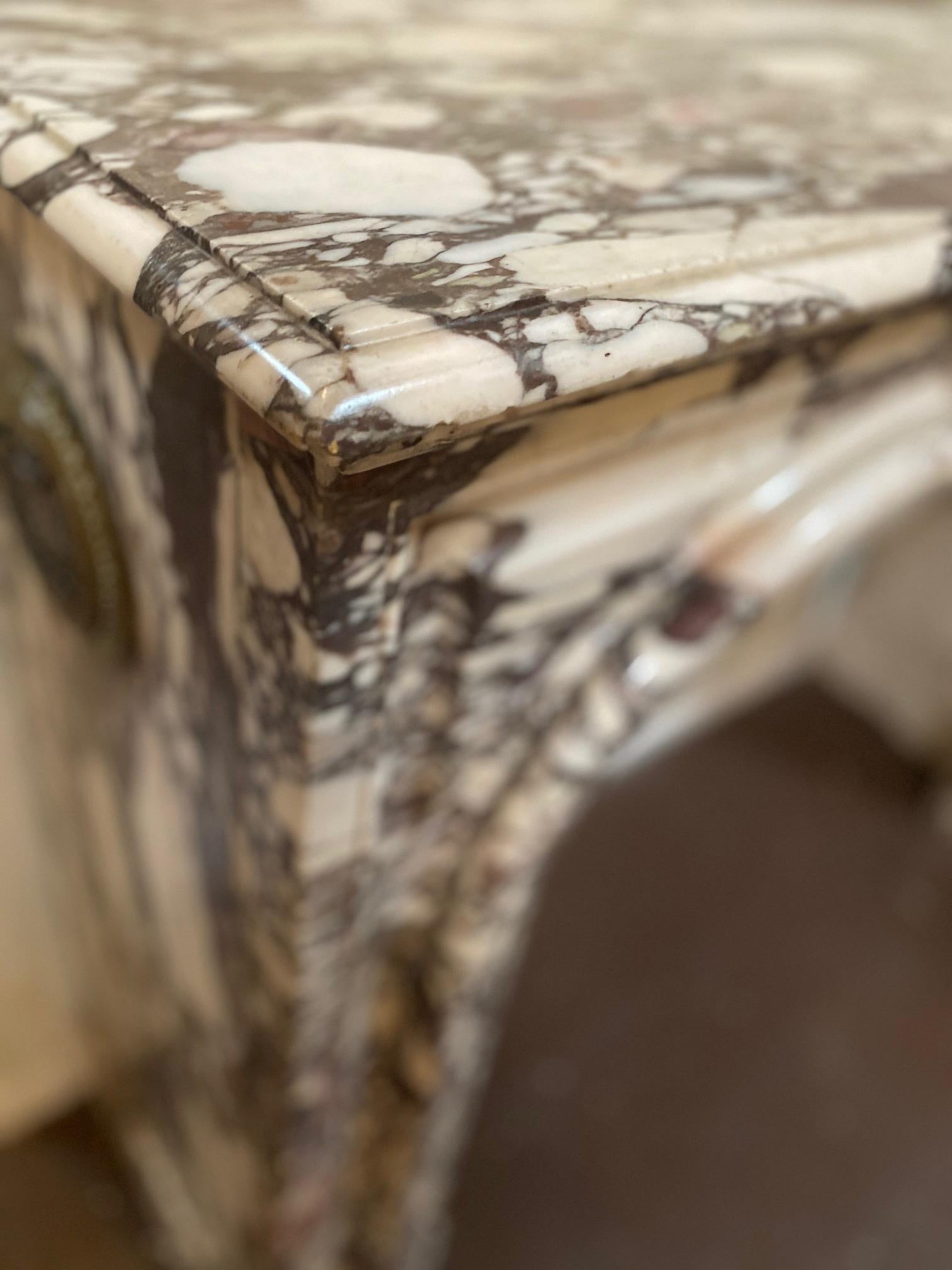 Louis XIV marble mantel

Origin: France,

circa 1820

Measurements: 55