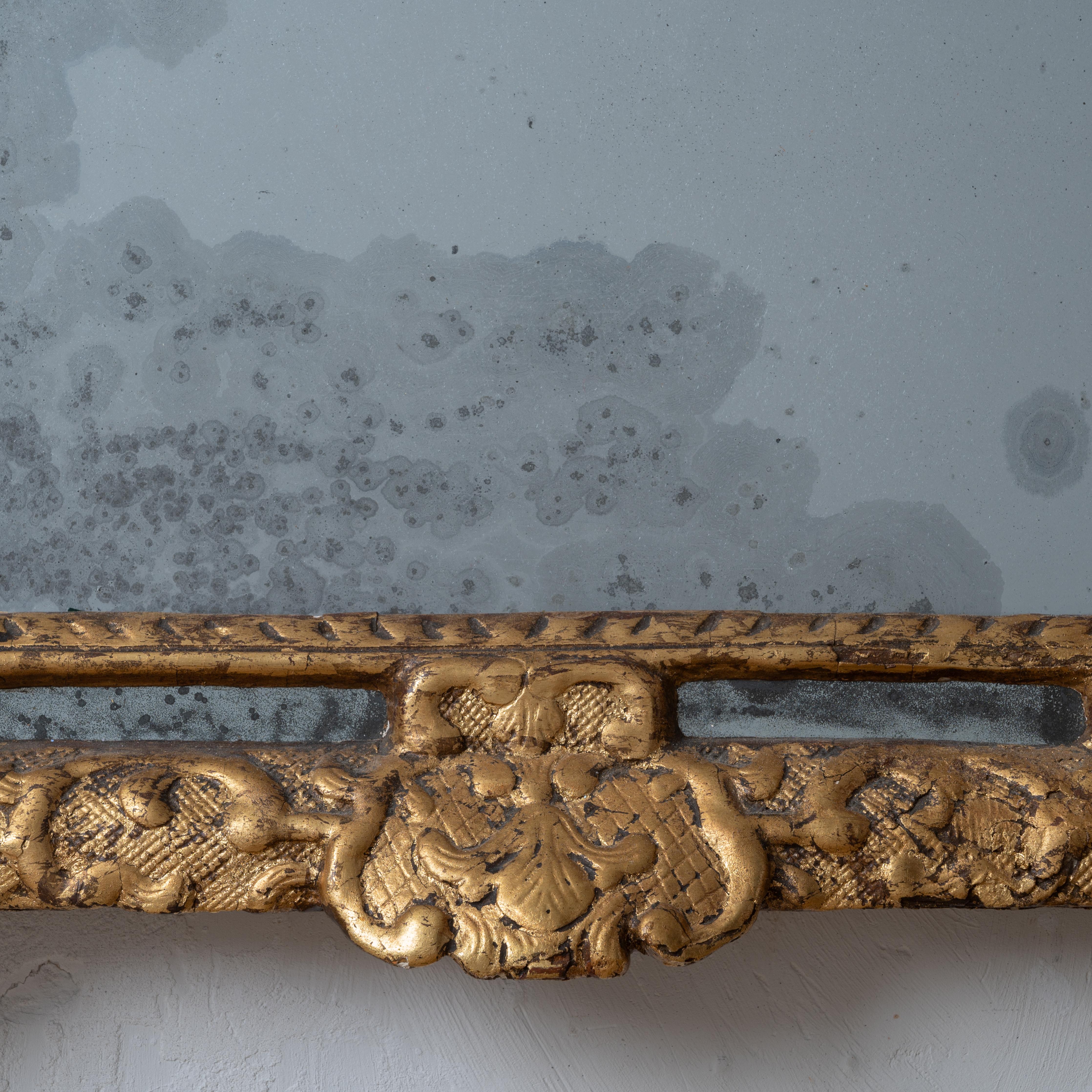 Miroir paraclose en bois doré Louis XIV, c.1700 en vente 7