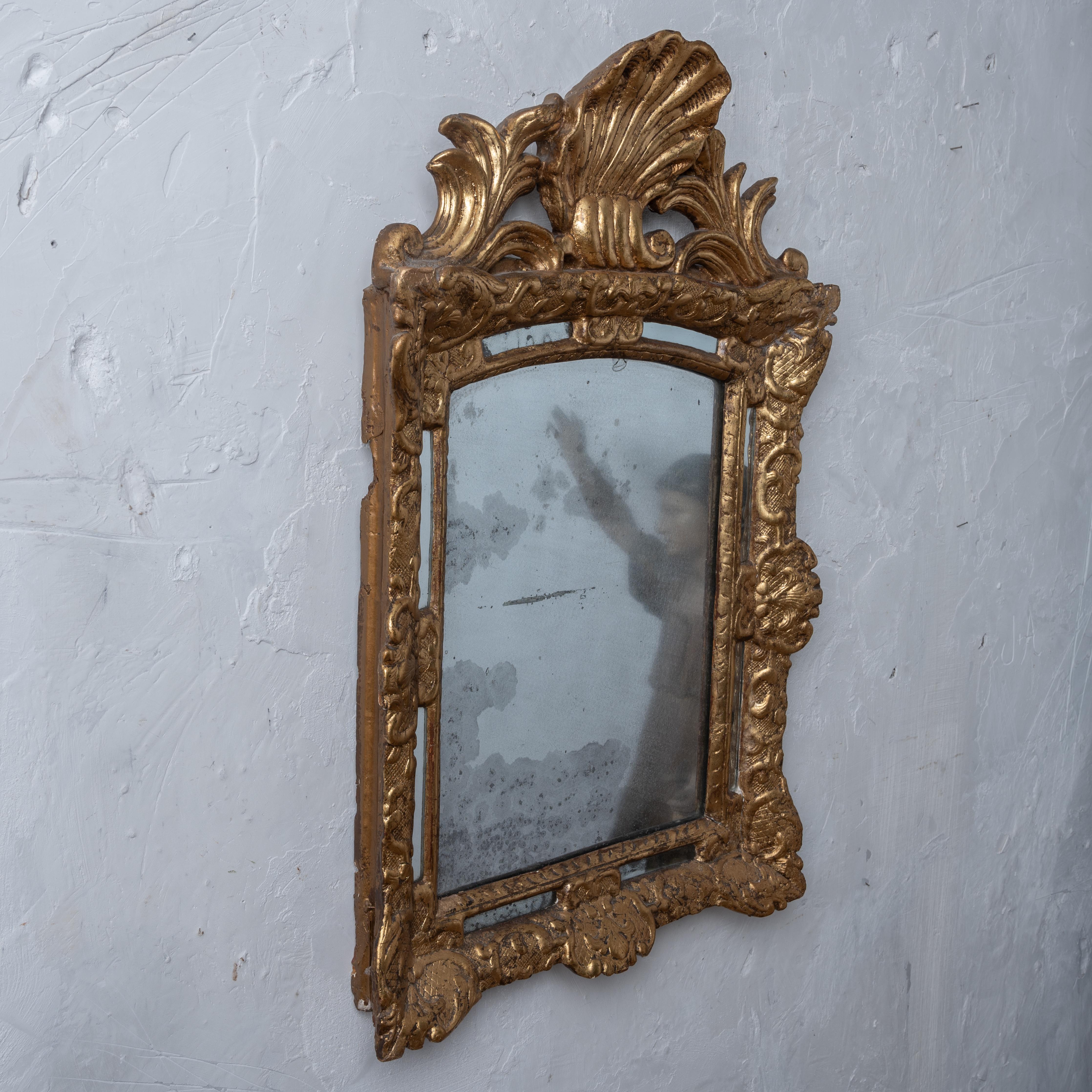 Miroir paraclose en bois doré Louis XIV, c.1700 en vente 9