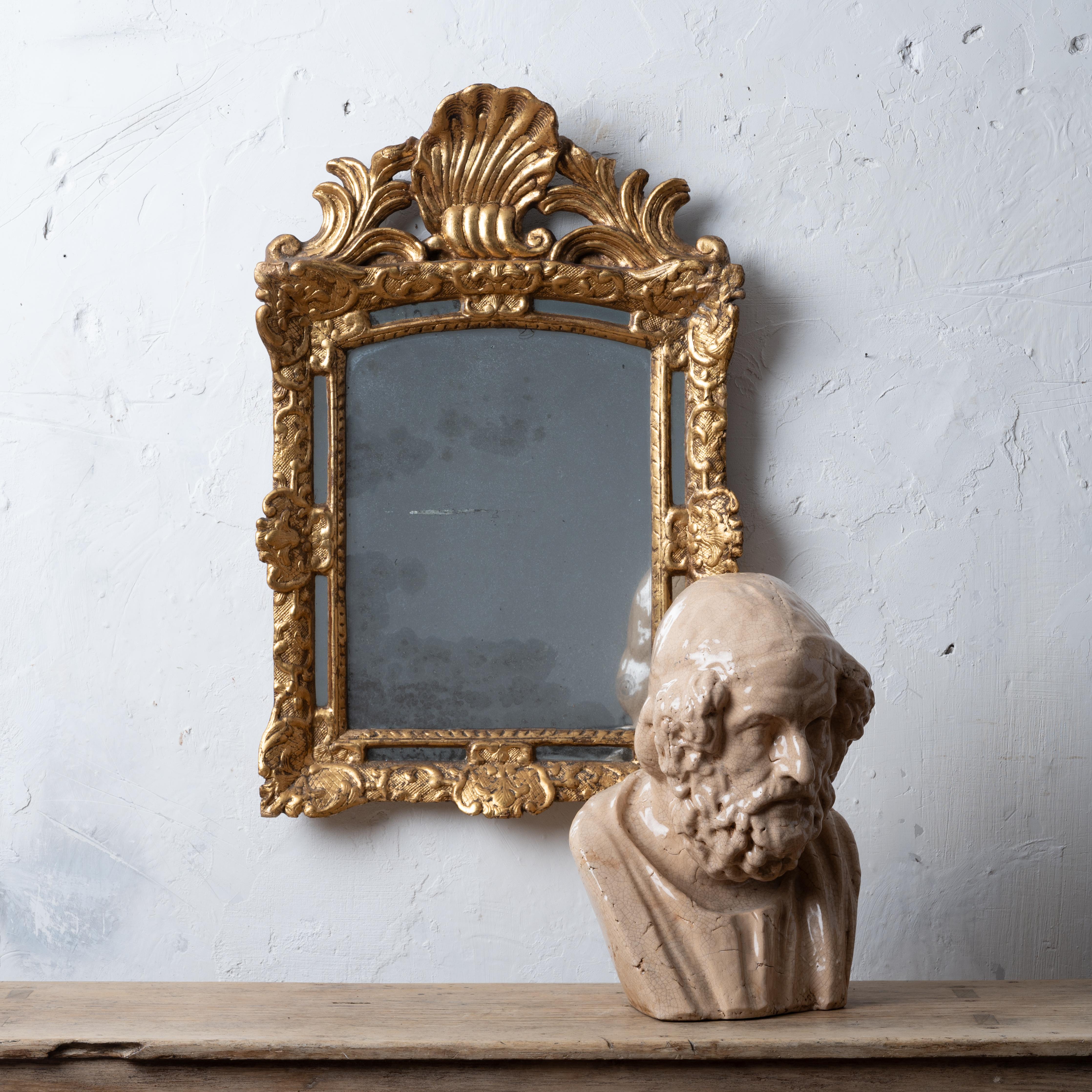 Miroir paraclose en bois doré Louis XIV, c.1700 Bon état - En vente à Savannah, GA