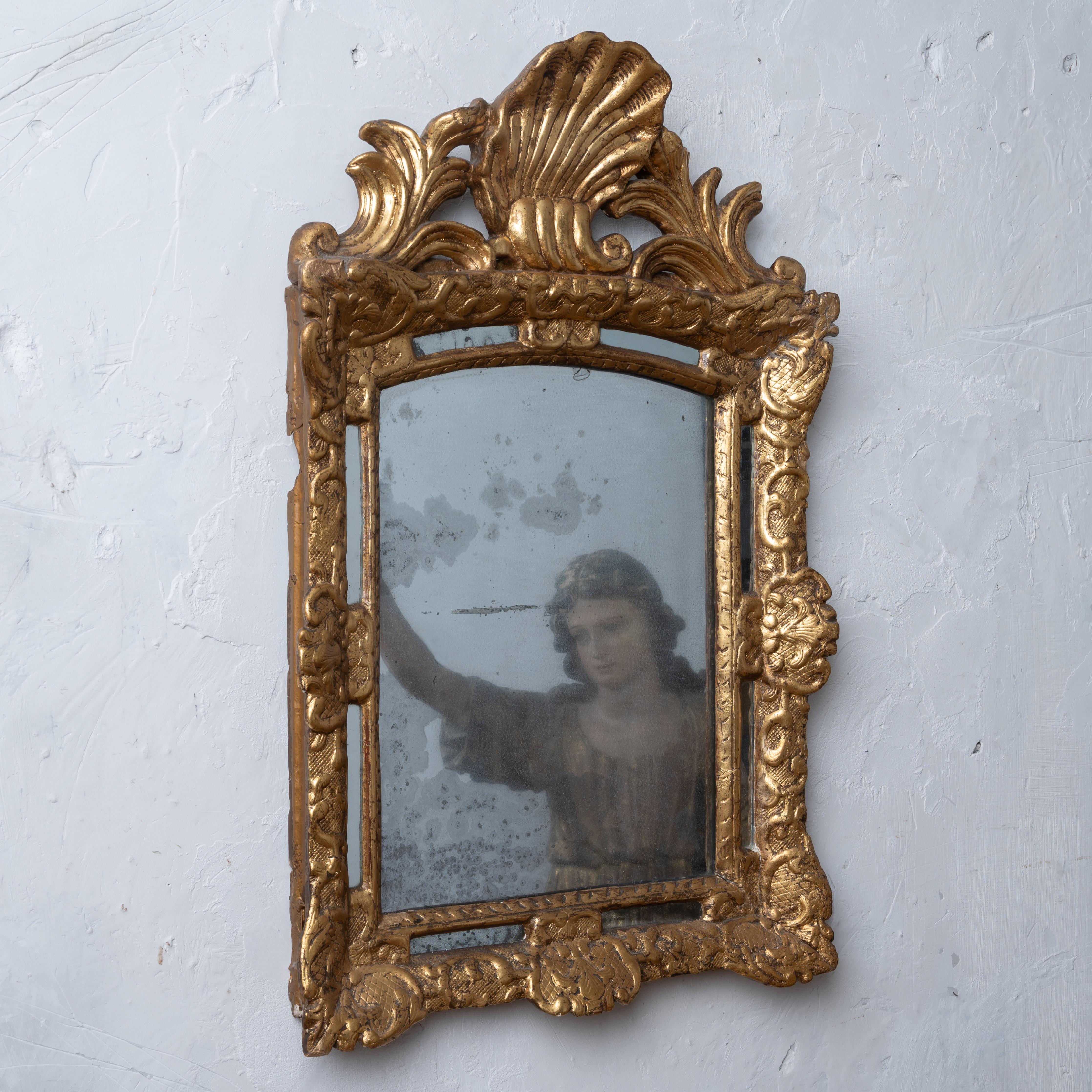 Miroir paraclose en bois doré Louis XIV, c.1700 en vente 2
