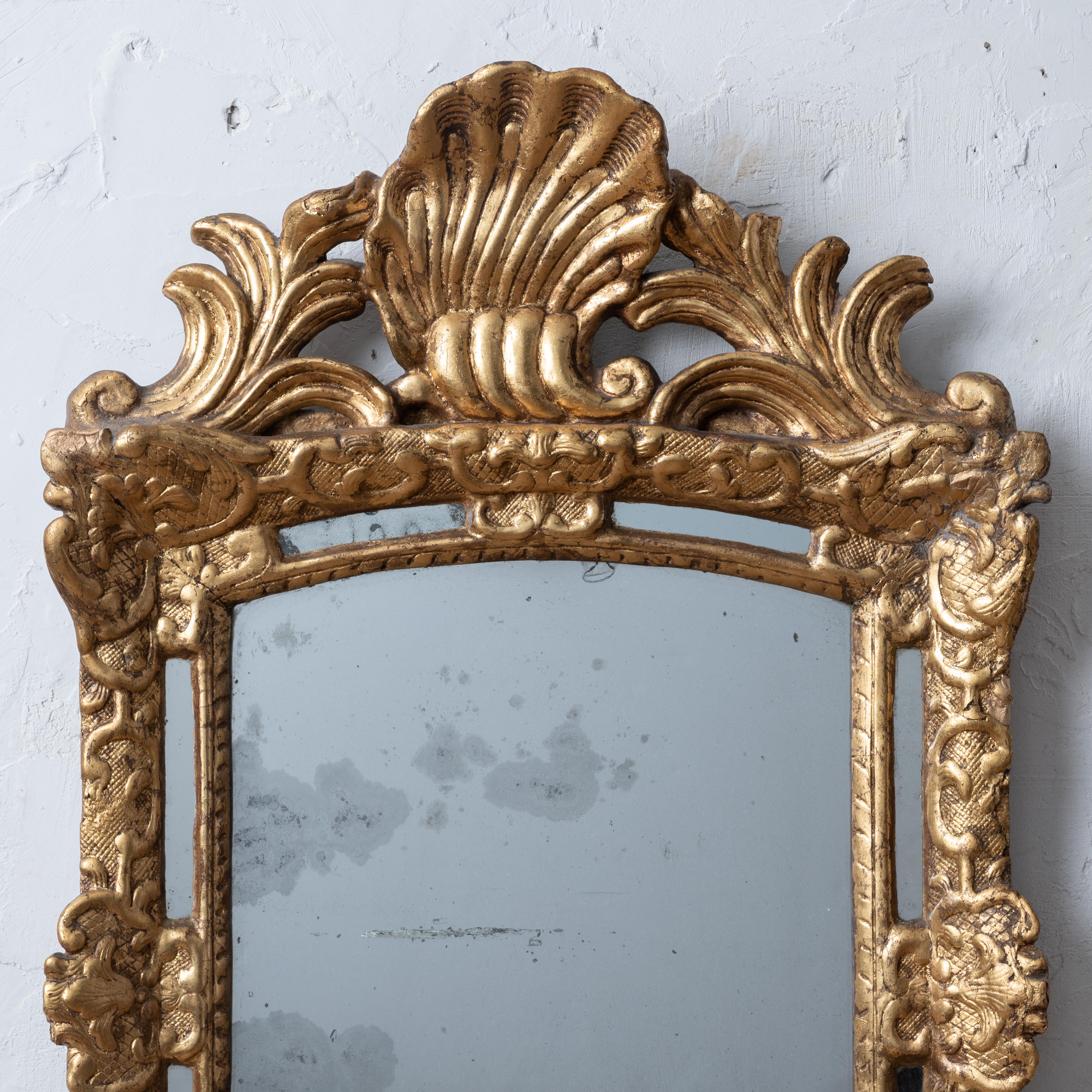 Miroir paraclose en bois doré Louis XIV, c.1700 en vente 3