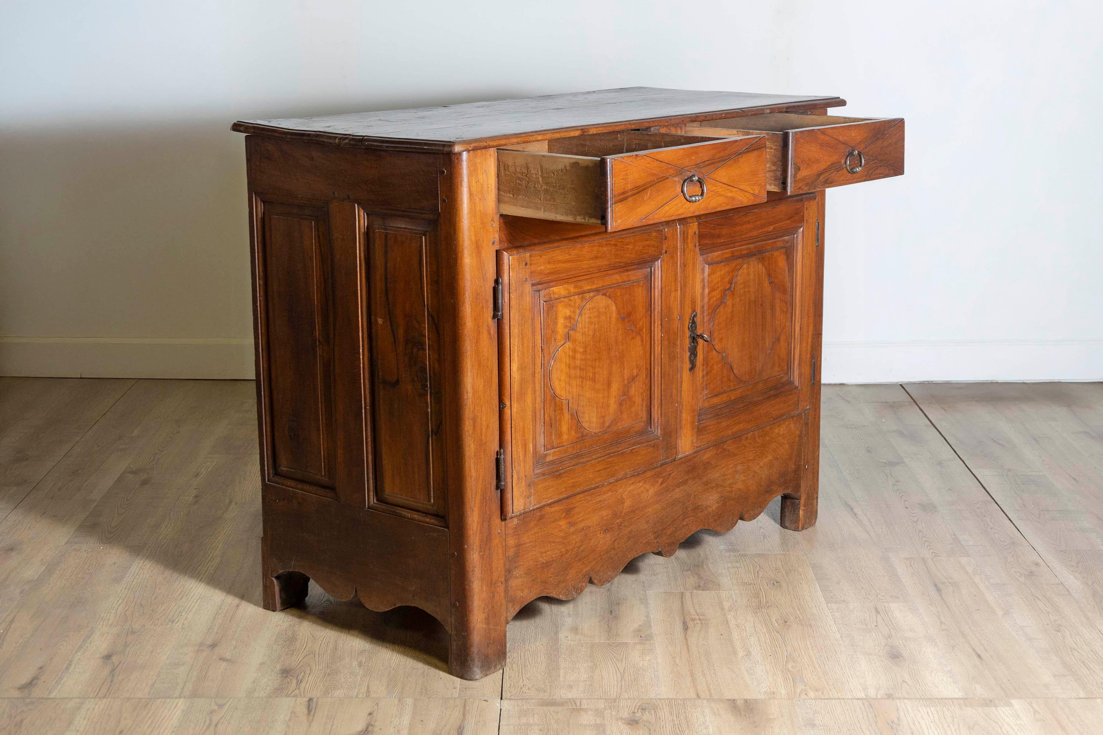 Buffet in noce del XVIII secolo di epoca Luigi XIV con motivi a trifoglio intagliati In condizioni buone in vendita a Atlanta, GA