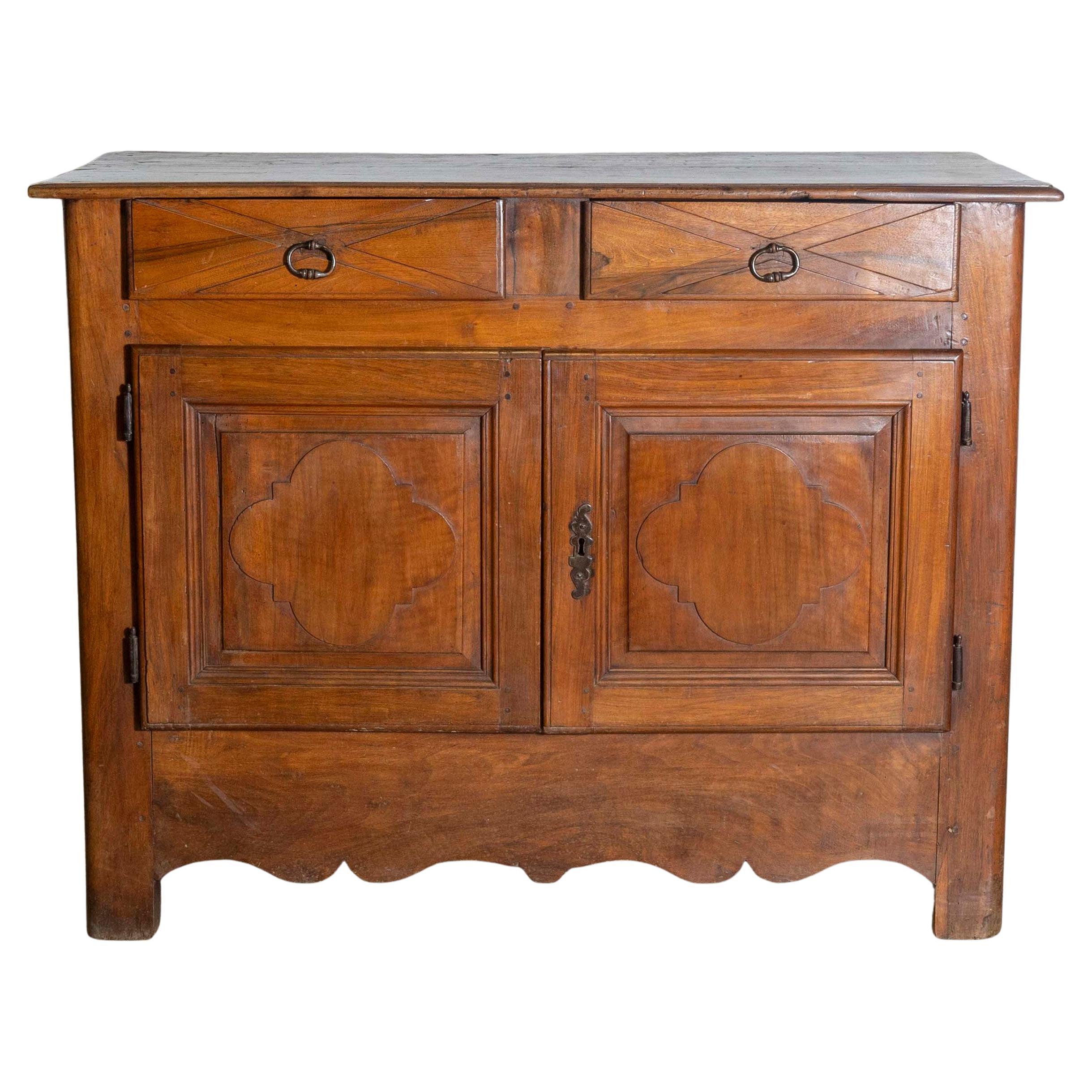Buffet aus Nussbaumholz mit geschnitzten Quatrefoil-Motiven aus der Zeit Ludwigs XIV. des 18. Jahrhunderts