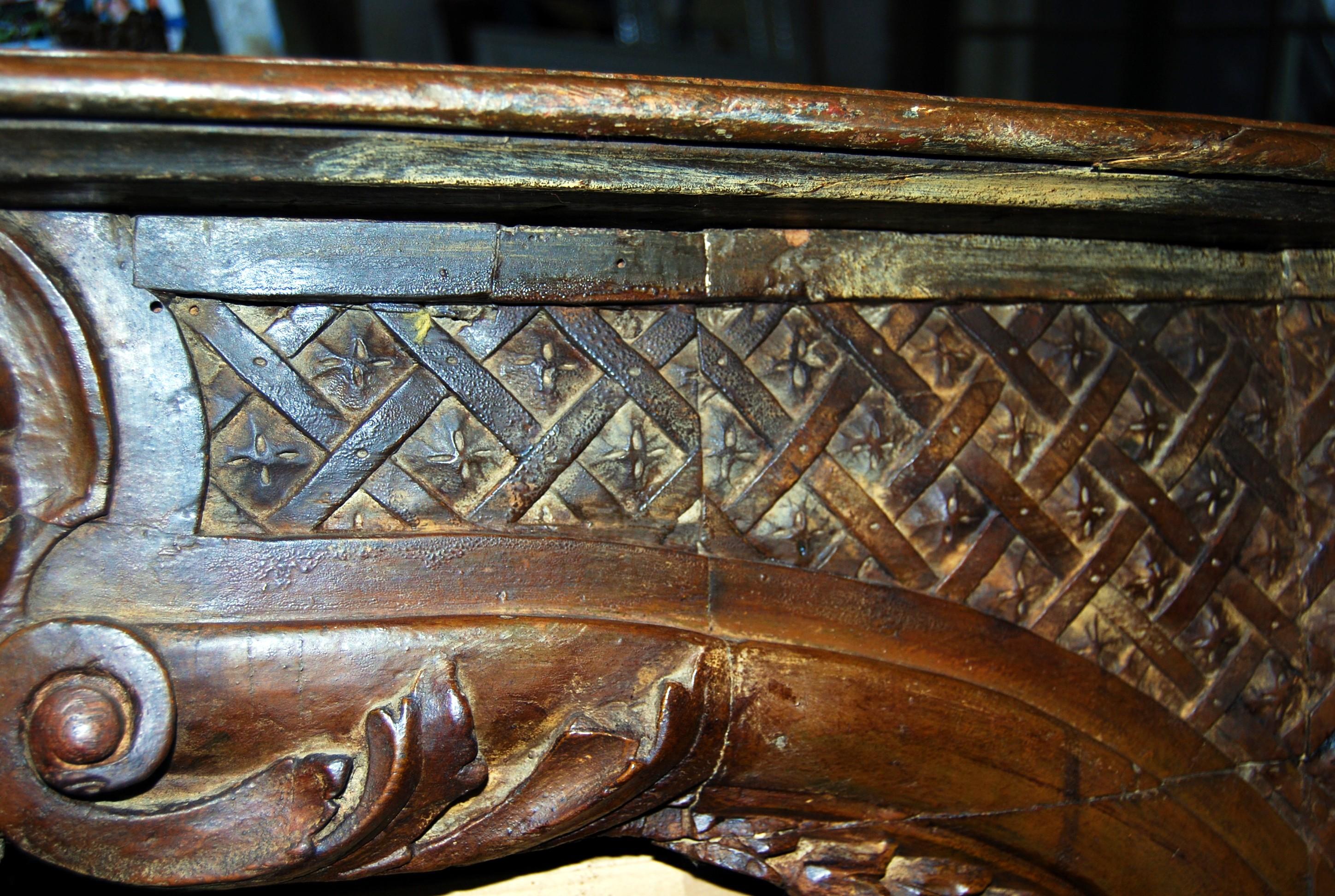 Louis XIV period carved wood fireplace mantel with humanized moon decoration For Sale 1