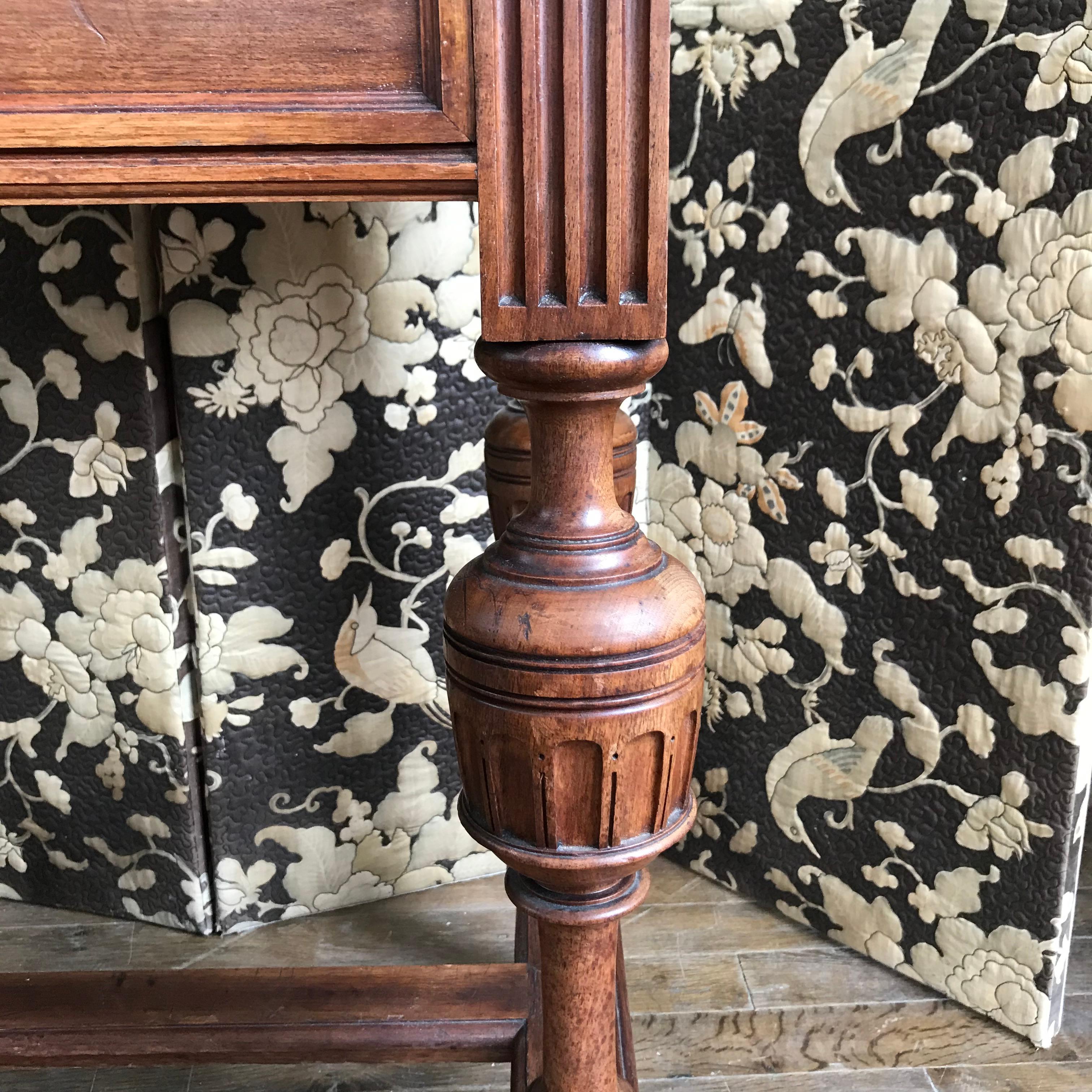 Schöner Louis-14-Schreibtisch aus dem 19. Jahrhundert. Schöne Massivholz, dessen Beine sind in einem Baluster geschnitzt  und sind durch eine H-Klammer verbunden. Unter der Platte befindet sich außerdem eine Schublade in Längsrichtung. 
Dieses