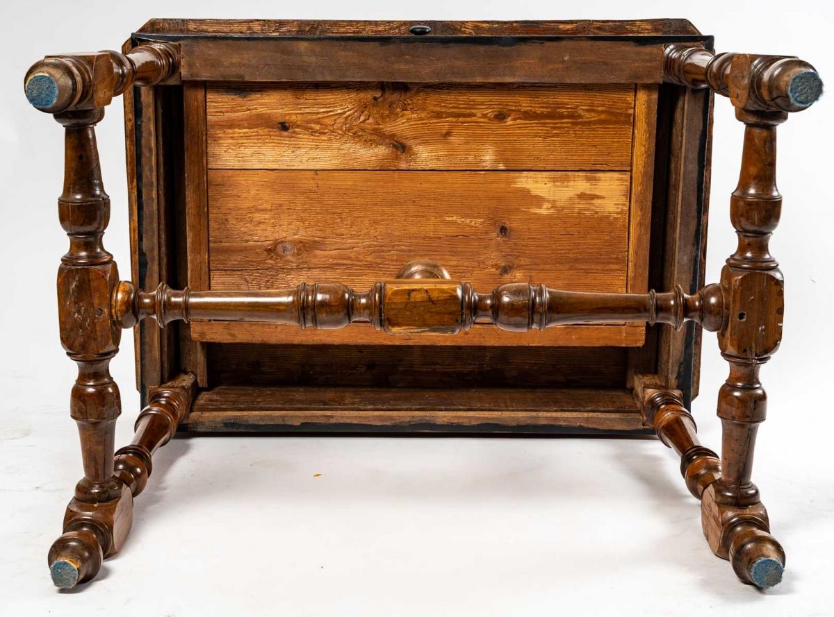 Louis XIV period desk
In veneer, burr walnut and solid walnut on the base 
The top is decorated with marquetry
It has a large drawer in front
French work, workshop of Thomas Hache ?
First half of the 18th century 
Perfect original condition