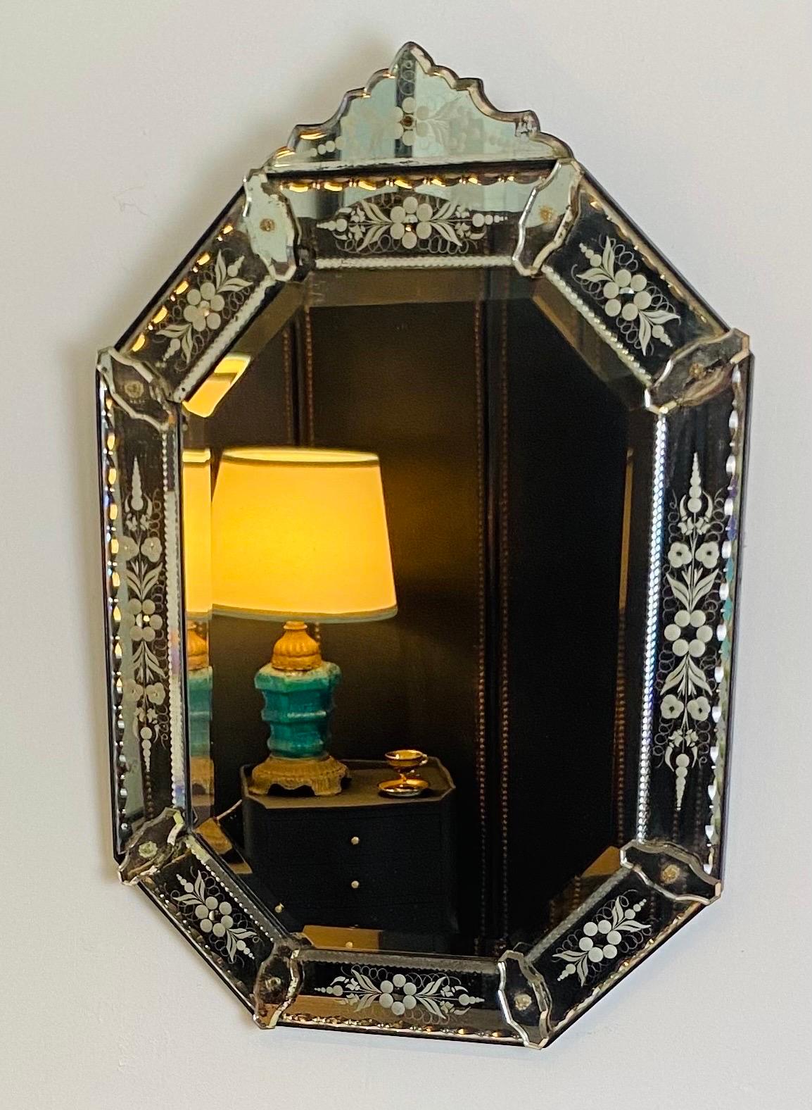 Very beautiful Louis XIV / Regency style glazing bead mirror
Beveled glass.
The glass is finely and beautifully etched with flowers and foliage.
Wooden structure.
Mercury mirror.
Very decorative, stylish and elegant.
Italian work. Venice. XIXth
The
