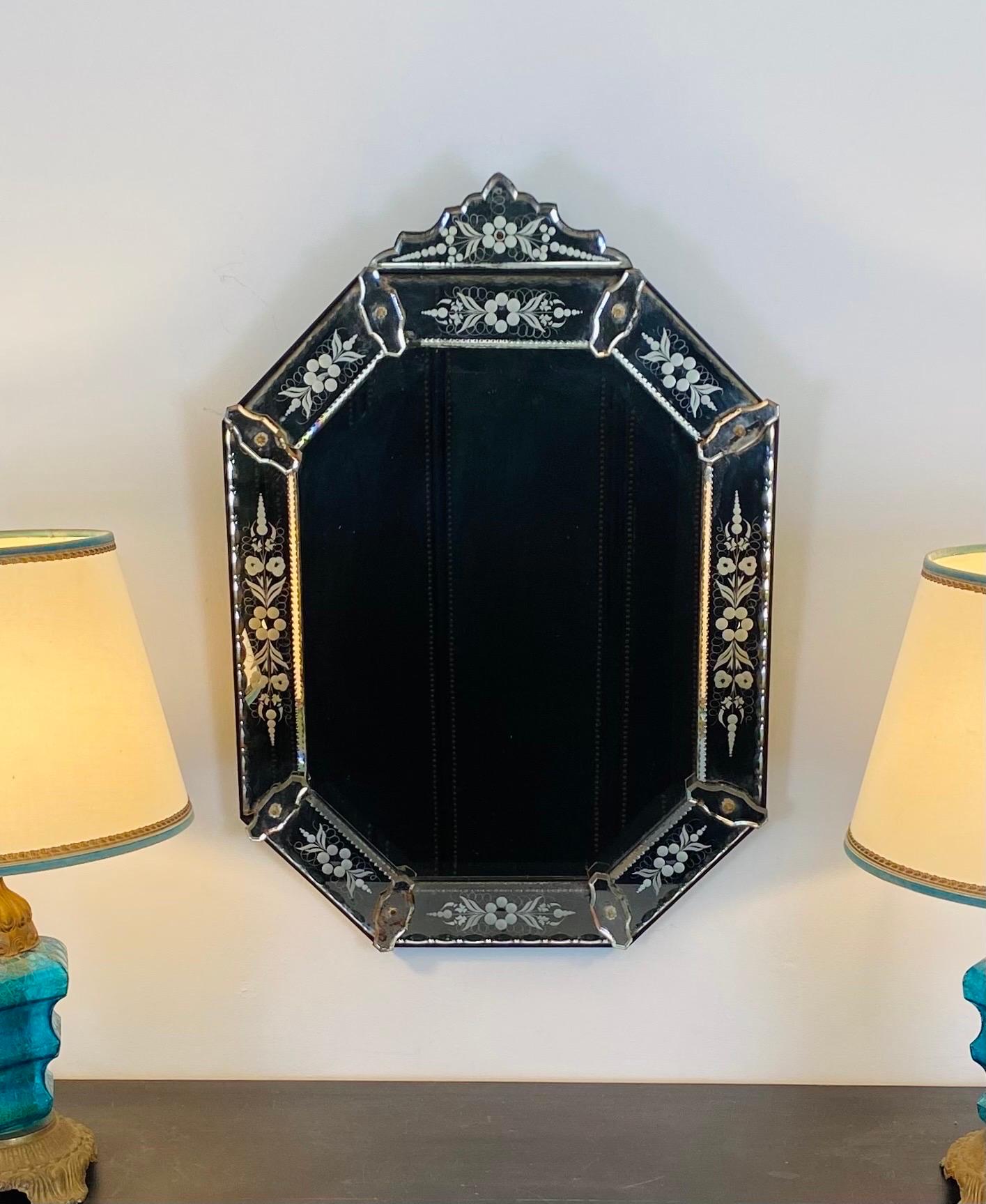 Regency Miroir à perles émaillée de style Régence Louis XIV, miroir en verre gravé, Italie en vente