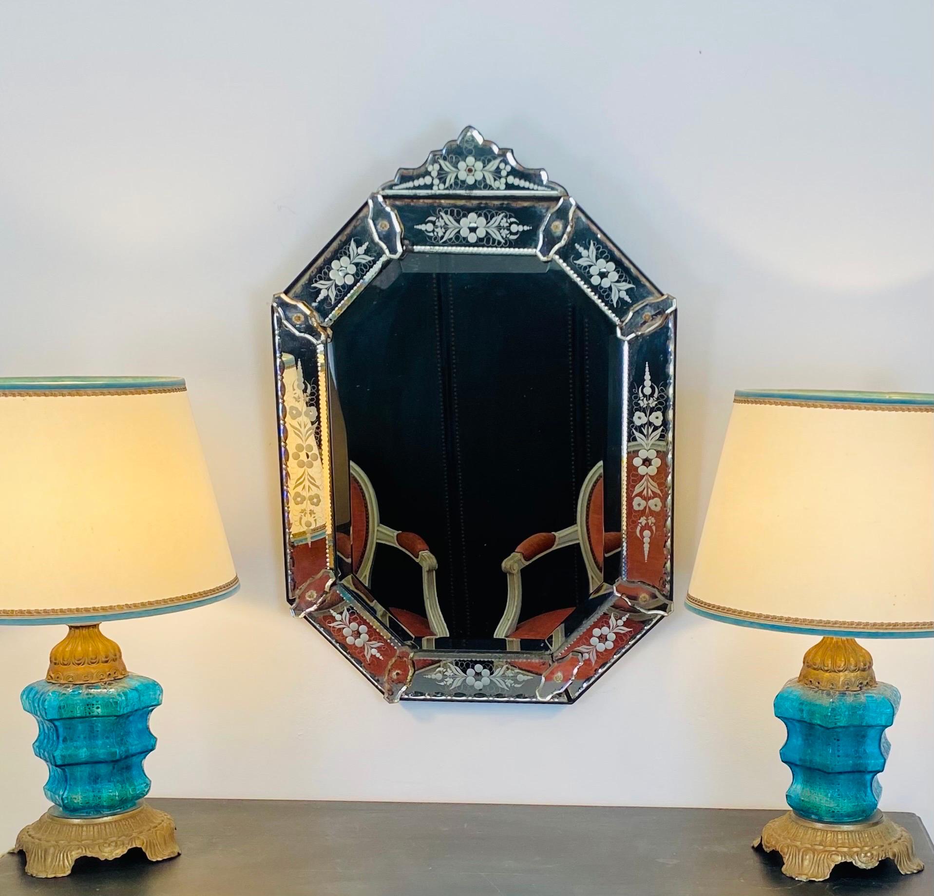 italien Miroir à perles émaillée de style Régence Louis XIV, miroir en verre gravé, Italie en vente
