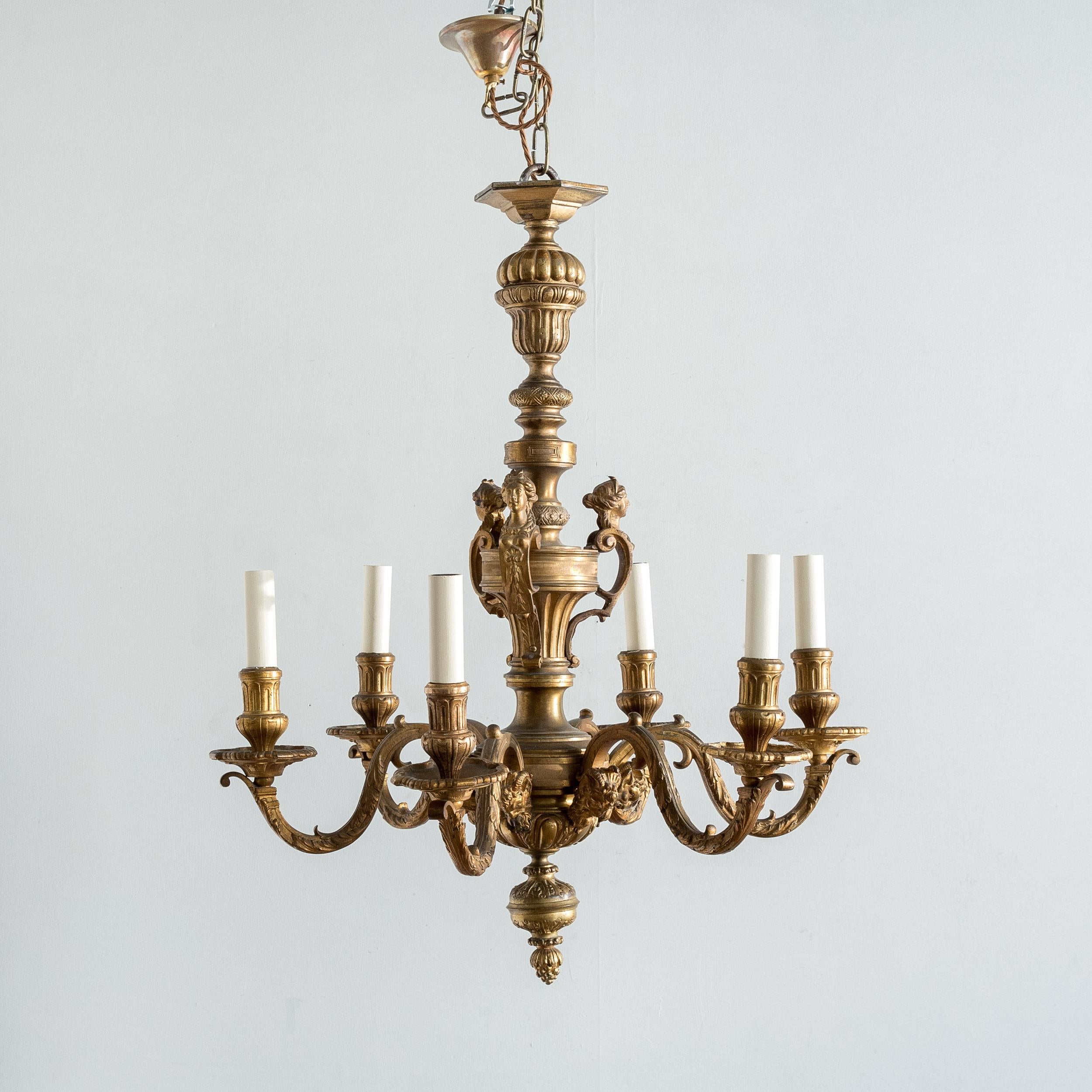 Lampadario in bronzo in stile Luigi XIV Régence, alla maniera di André-Charles Boulle, Francia, fine XIX secolo, finemente fuso con tracce di vecchie finiture in ormolo. Ricablato.

Dimensioni:	72cm (28¼